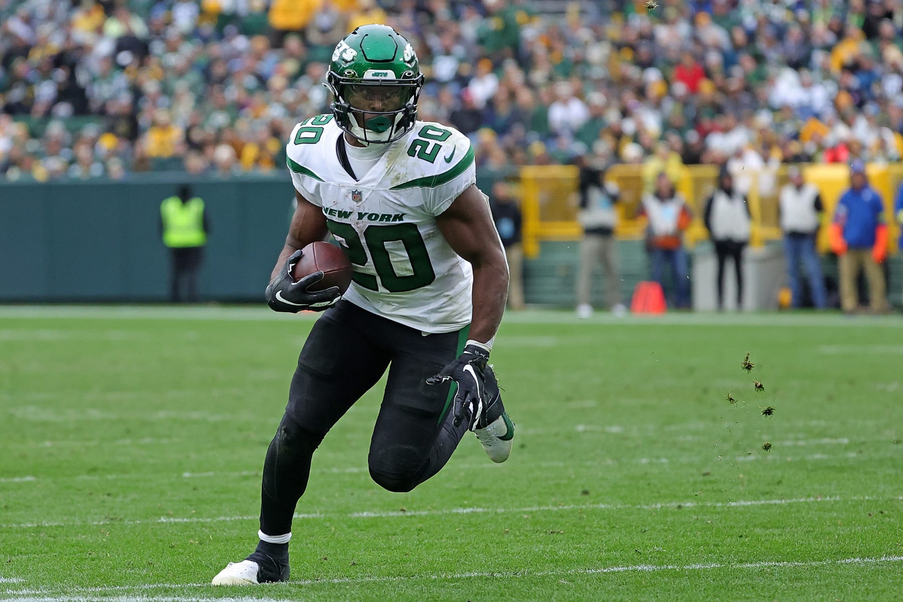 GREEN BAY, WISCONSIN - OCTOBER 16: Breece Hall #20 of the New York Jets runs for yards during a game against the Green Bay Packers at Lambeau Field on October 16, 2022 in Green Bay, Wisconsin.  The Jets defeated the Packers 27-10. (Photo by Stacy Revere/Getty Images)