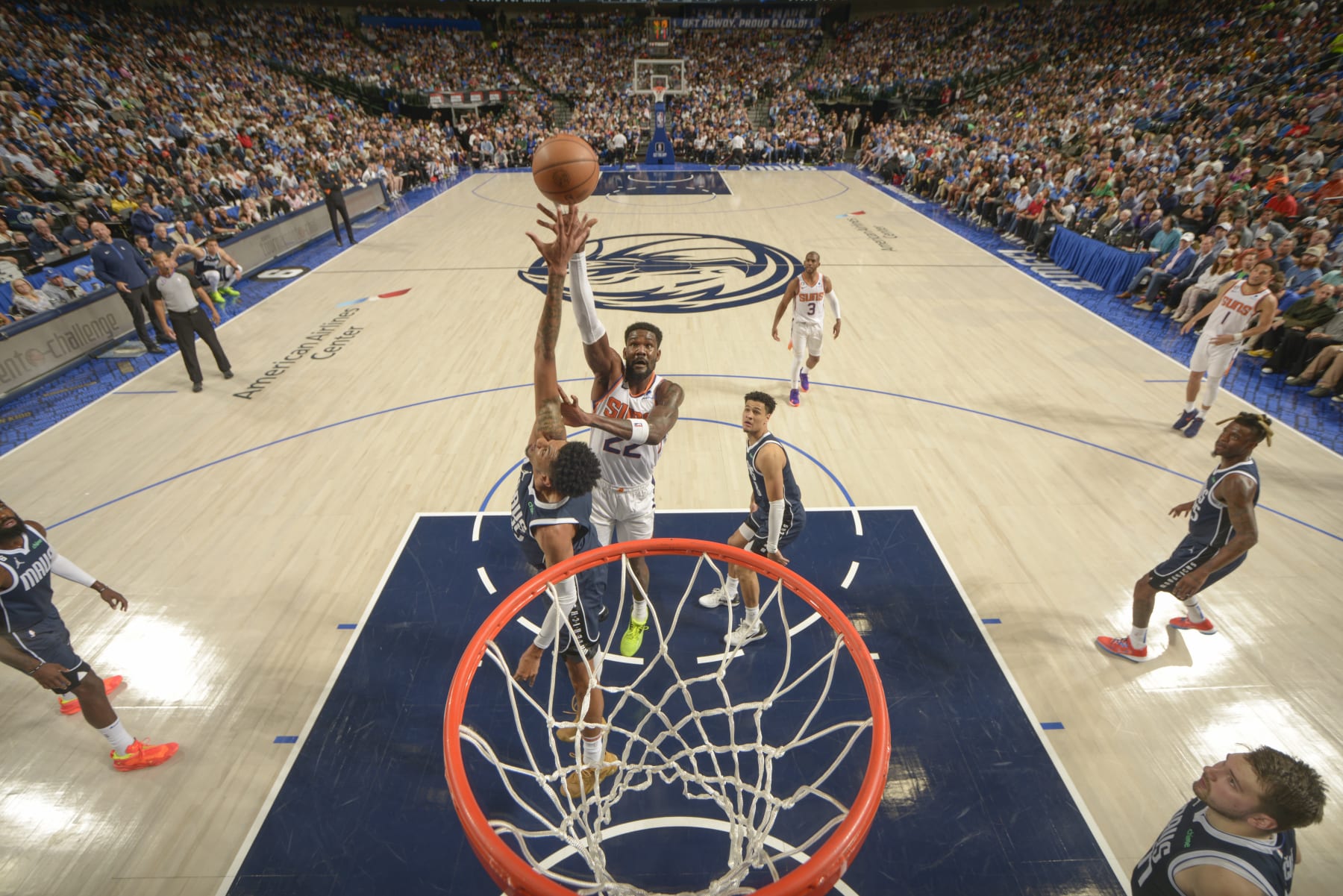 Deandre Ayton shoots over Christian Wood
