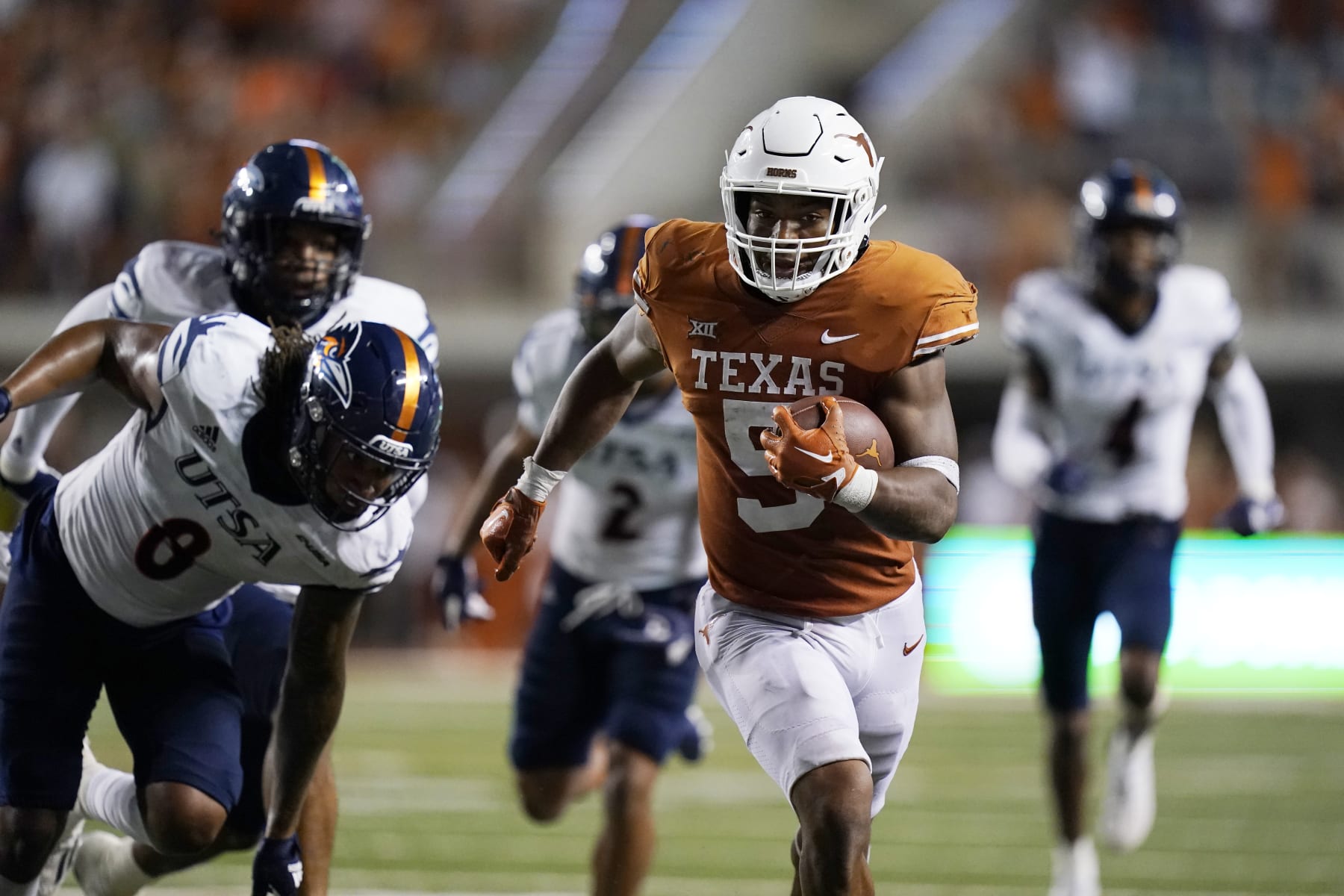 Texas running back Bijan Robinson (5) runs for a 41-yard touchdown against UTSA during the second half of an NCAA college football game, Saturday, Sept. 17, 2022, in Austin, Texas. (AP Photo/Eric Gay)