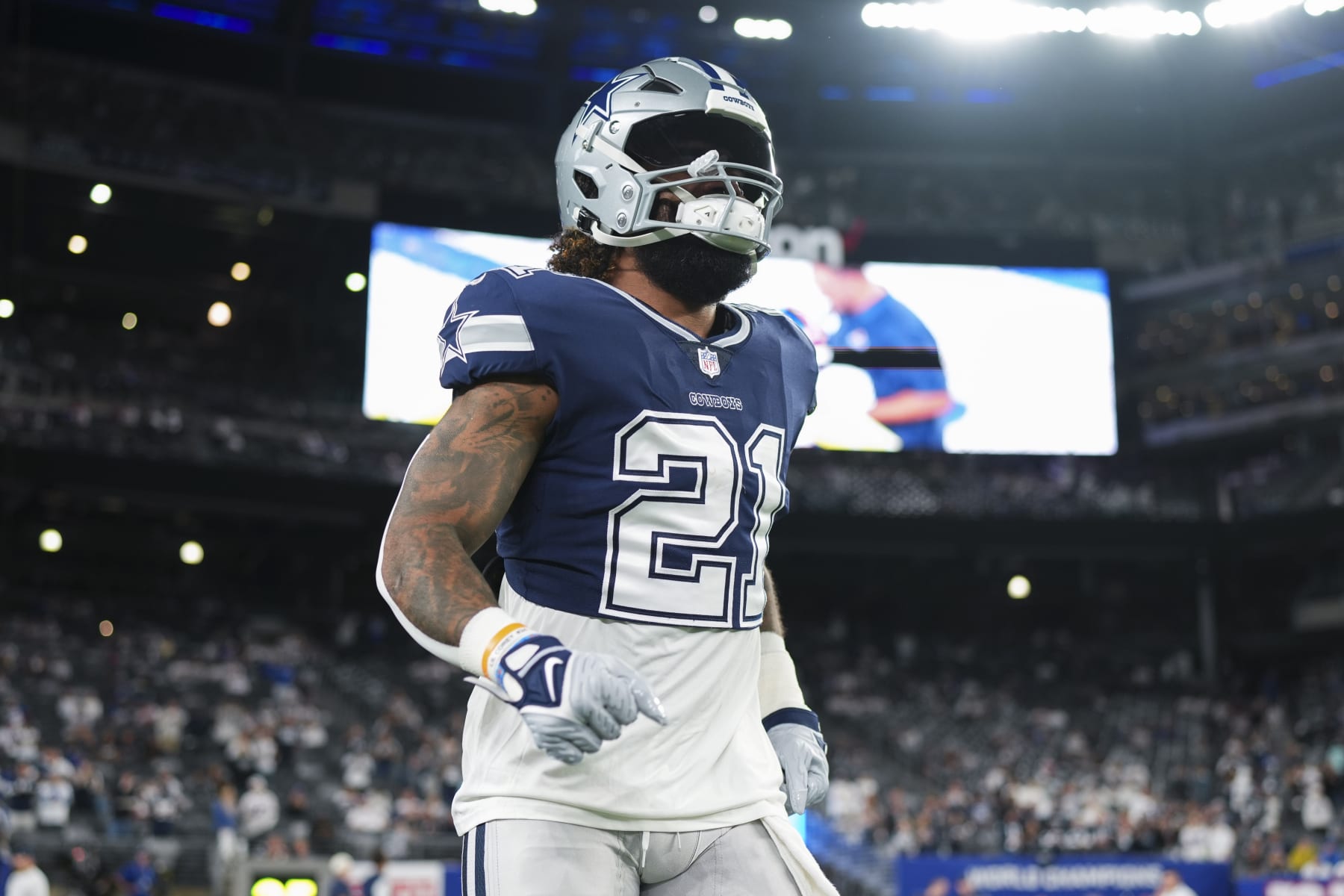 EAST RUTHERFORD, NJ - SEPTEMBER 26: Ezekiel Elliott #21 of the Dallas Cowboys warms up against the New York Giants at MetLife Stadium on September 26, 2022 in East Rutherford, New Jersey. (Photo by Cooper Neill/Getty Images)