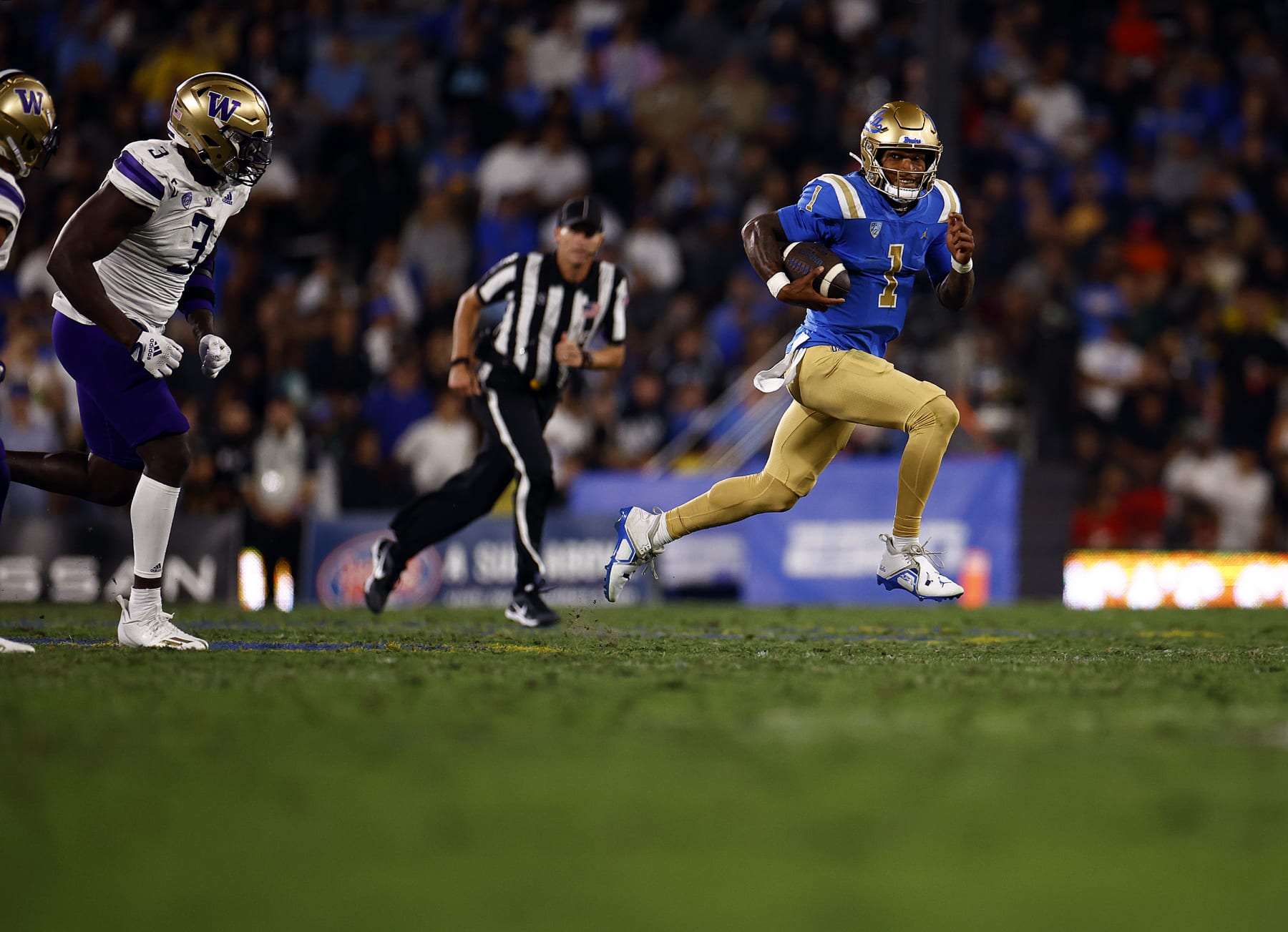 PASADENA, CALIFORNIA - SEPTEMBER 30:  Dorian Thompson-Robinson #1 of the UCLA Bruins throws against the Washington Huskies in the second quarter at Rose Bowl Stadium on September 30, 2022 in Pasadena, California. (Photo by Ronald Martinez/Getty Images)
