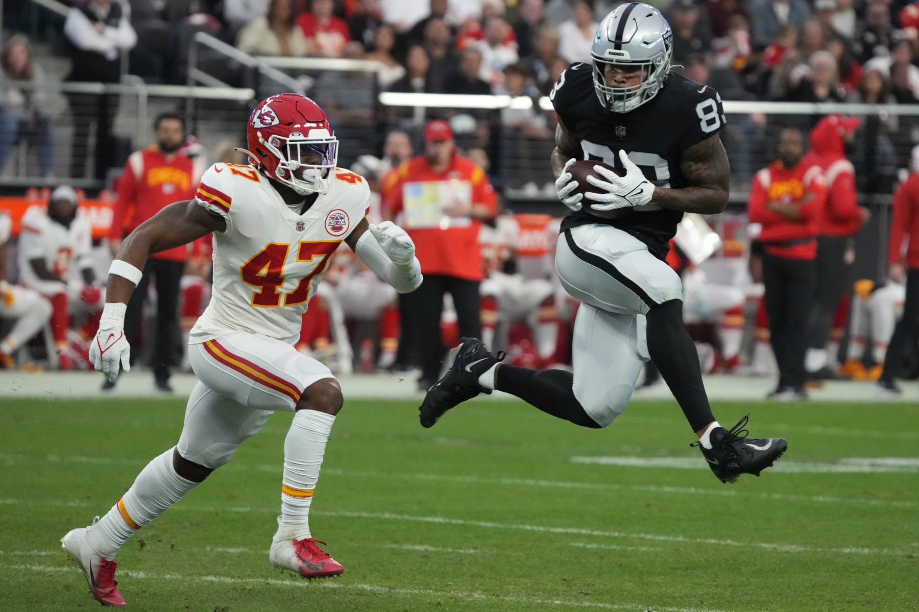 Las Vegas Raiders tight end Darren Waller (83) makes the catch against the Kansas City Chiefs during the first half of an NFL football game, Saturday, Jan. 7, 2023, in Las Vegas. (AP Photo/Rick Scuteri)