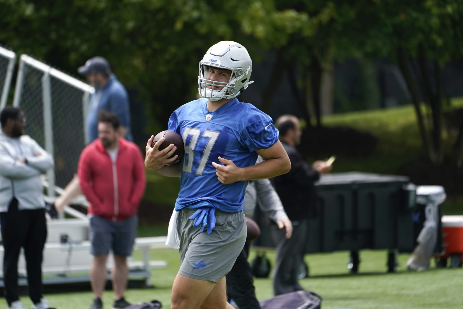 Detroit Lions tight end Sam LaPorta runs after a catch during an NFL football practice in Allen Park, Mich., Monday, June 12, 2023. (AP Photo/Paul Sancya)