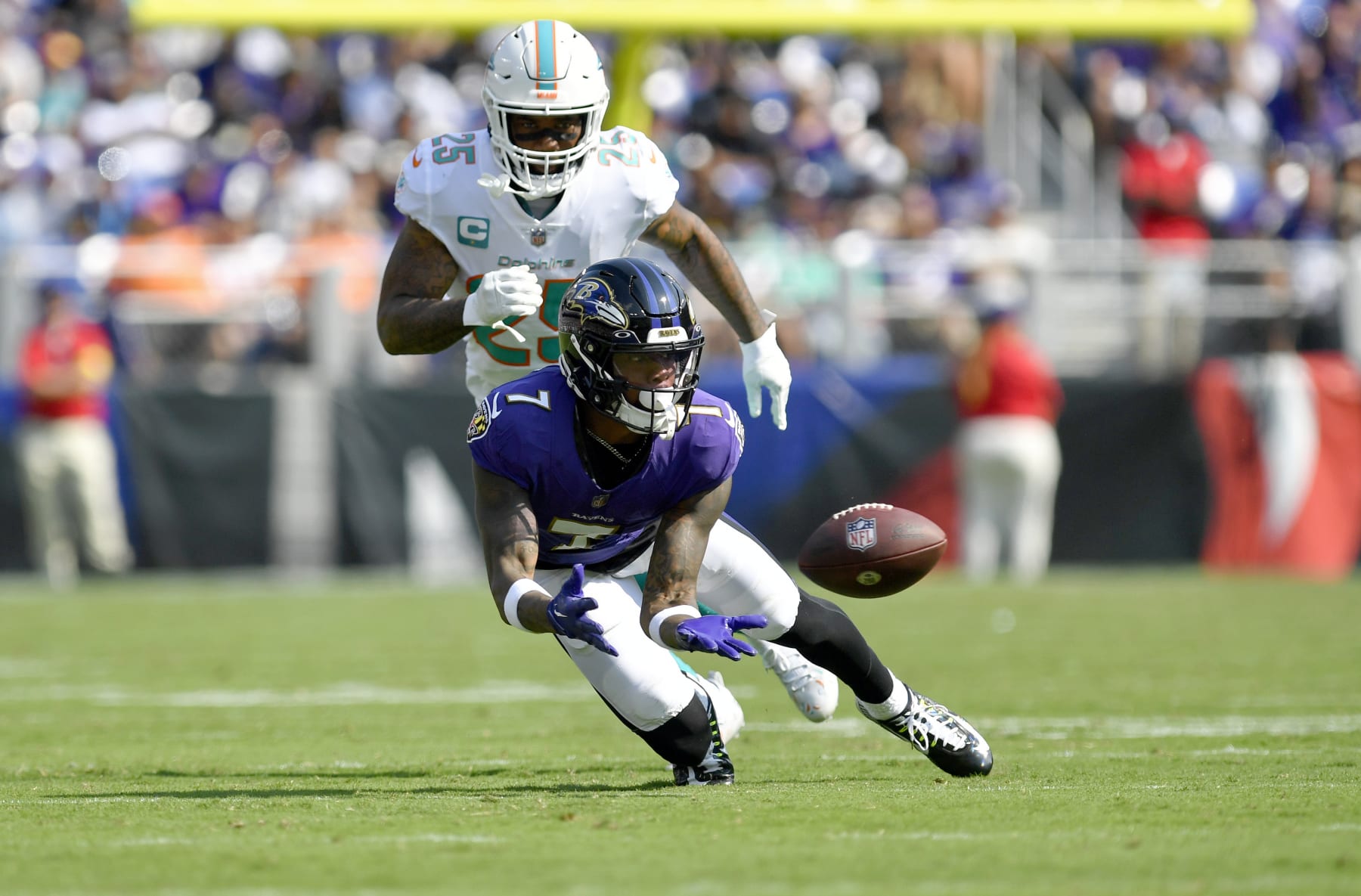 BALTIMORE, MD - SEPTEMBER 18: Baltimore Ravens wide receiver Rashod Bateman (7) makes a diving catch while Miami Dolphins cornerback Xavien Howard (25) covers him during the Miami Dolphins versus Baltimore Ravens NFL game at M&T Bank Stadium on September 18, 2022 in Baltimore, MD (Photo by Randy Litzinger/Icon Sportswire via Getty Images)