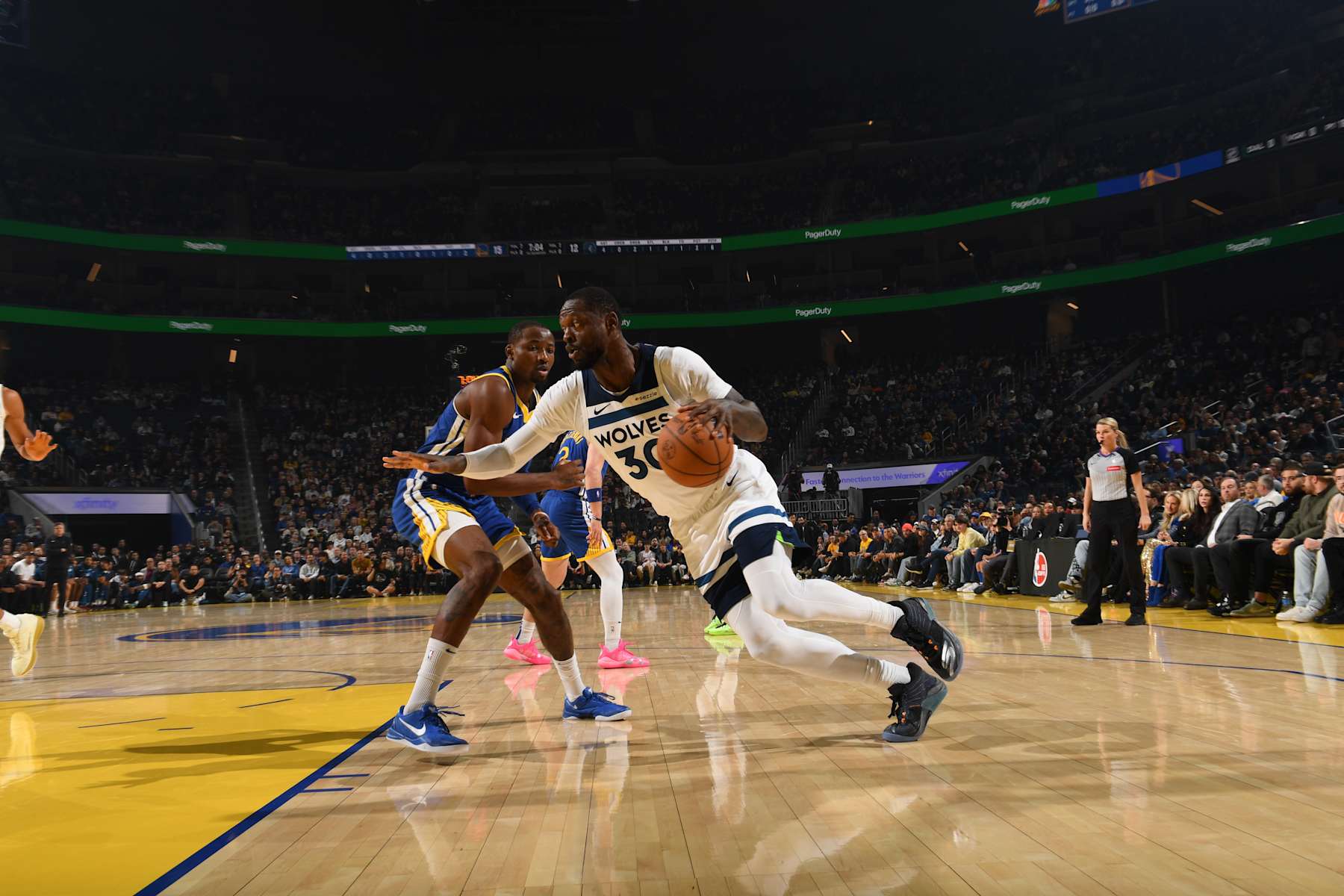 SAN FRANCISCO, CA - DECEMBER 6: Julius Randle #30 of the Minnesota Timberwolves drives to the basket during the game against the Golden State Warriors on December 6, 2024 at Chase Center in San Francisco, California. NOTE TO USER: User expressly acknowledges and agrees that, by downloading and or using this photograph, user is consenting to the terms and conditions of Getty Images License Agreement. Mandatory Copyright Notice: Copyright 2024 NBAE (Photo by Noah Graham/NBAE via Getty Images)