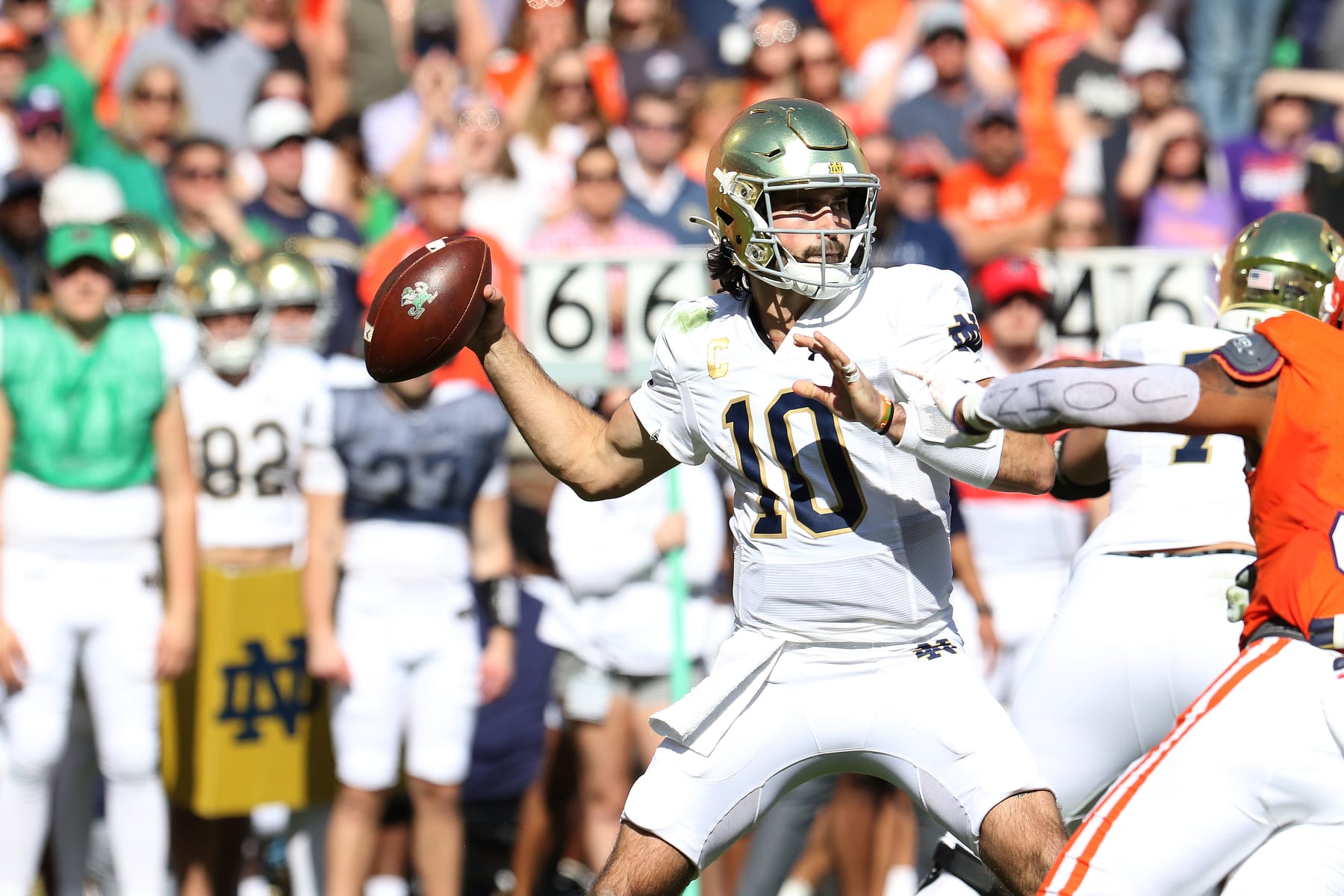 CLEMSON, SC - NOVEMBER 04:  Notre Dame Fighting Irish quarterback Sam Hartman (10) during a college football game between the Notre Dame Fighting Irish and the Clemson Tigers at Clemson Memorial stadium on November 4, 2023 at Clemson, S.C. (Photo by John Byrum/Icon Sportswire via Getty Images)