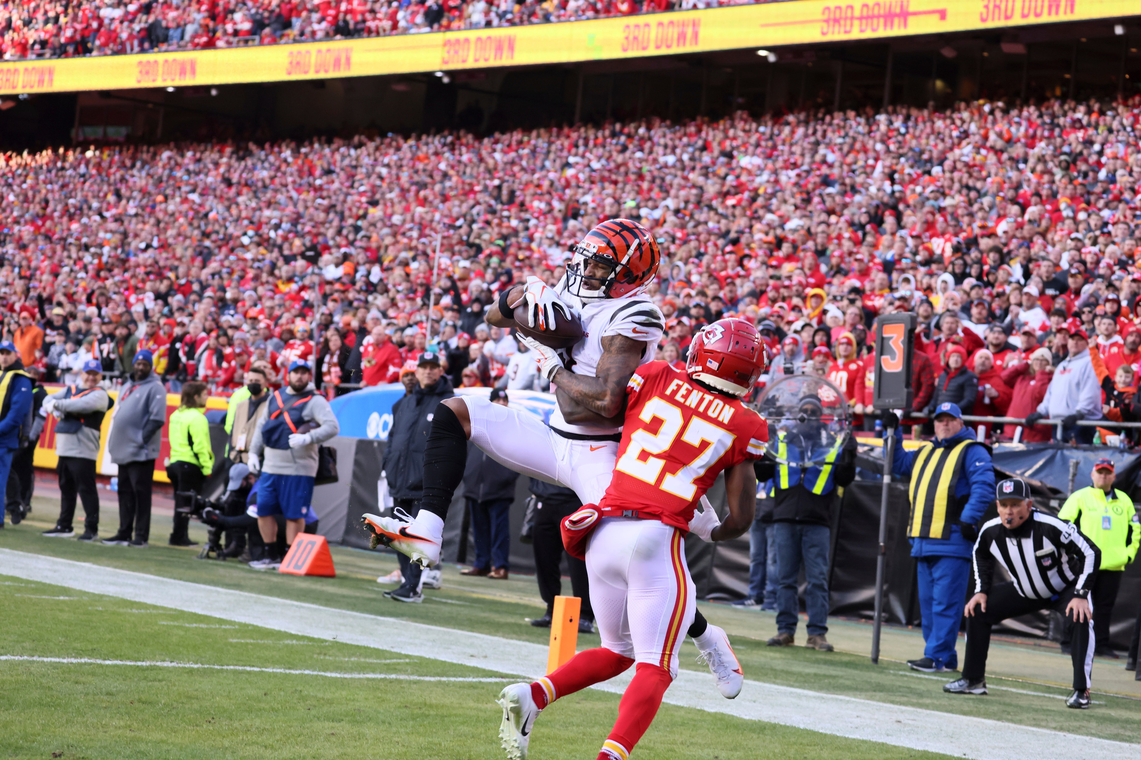 Football: NFL Playoffs: Cincinnati Bengals Ja'Marr Chase (1) in action, making touchdown catch vs Kansas City Chiefs at Arrowhead Stadium.  Sequence. Kansas City, MO 1/30/2022 CREDIT: David E. Klutho (Photo by David E. Klutho/Sports Illustrated via Getty Images) (Set Number: X163917 TK1)