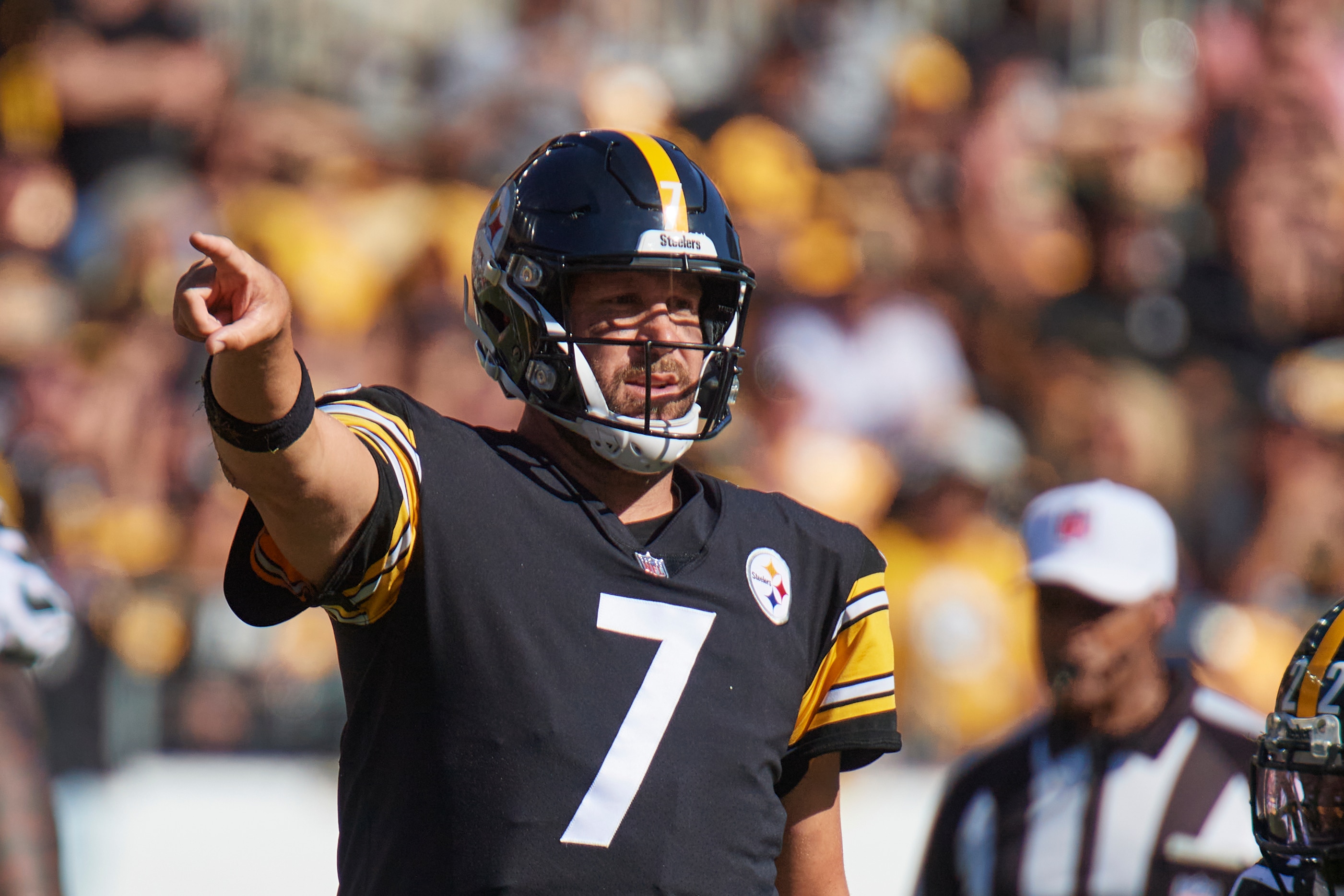 PITTSBURGH, PA - SEPTEMBER 19:   Pittsburgh Steelers quarterback Ben Roethlisberger (7) points while looking at the the bench during the game on September 19, 2021 at Heinz Field in Pittsburgh, PA. (Photo by Shelley Lipton/Icon Sportswire via Getty Images)