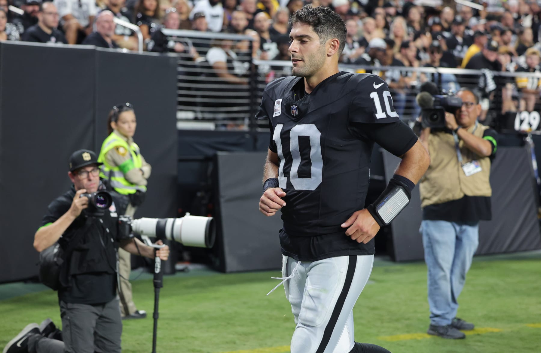 LAS VEGAS, NEVADA - SEPTEMBER 24: Jimmy Garoppolo #10 of the Las Vegas Raiders heads to the locker room after being injured against the Pittsburgh Steelers during the second quarter at Allegiant Stadium on September 24, 2023 in Las Vegas, Nevada. (Photo by Ethan Miller/Getty Images)