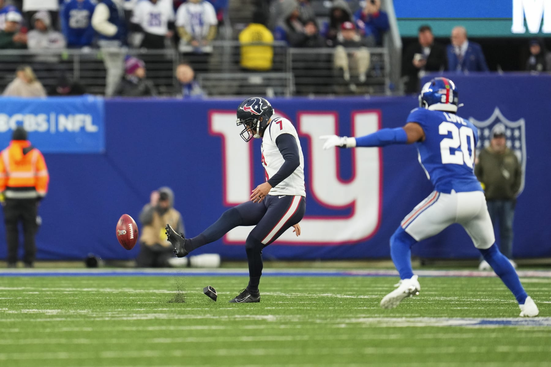 EAST RUTHERFORD, NJ - NOVEMBER 13: Ka'imi Fairbairn #7 of the Houston Texans kicks the onside kick against the New York Giants at MetLife Stadium on November 13, 2022 in East Rutherford, New Jersey. (Photo by Cooper Neill/Getty Images)