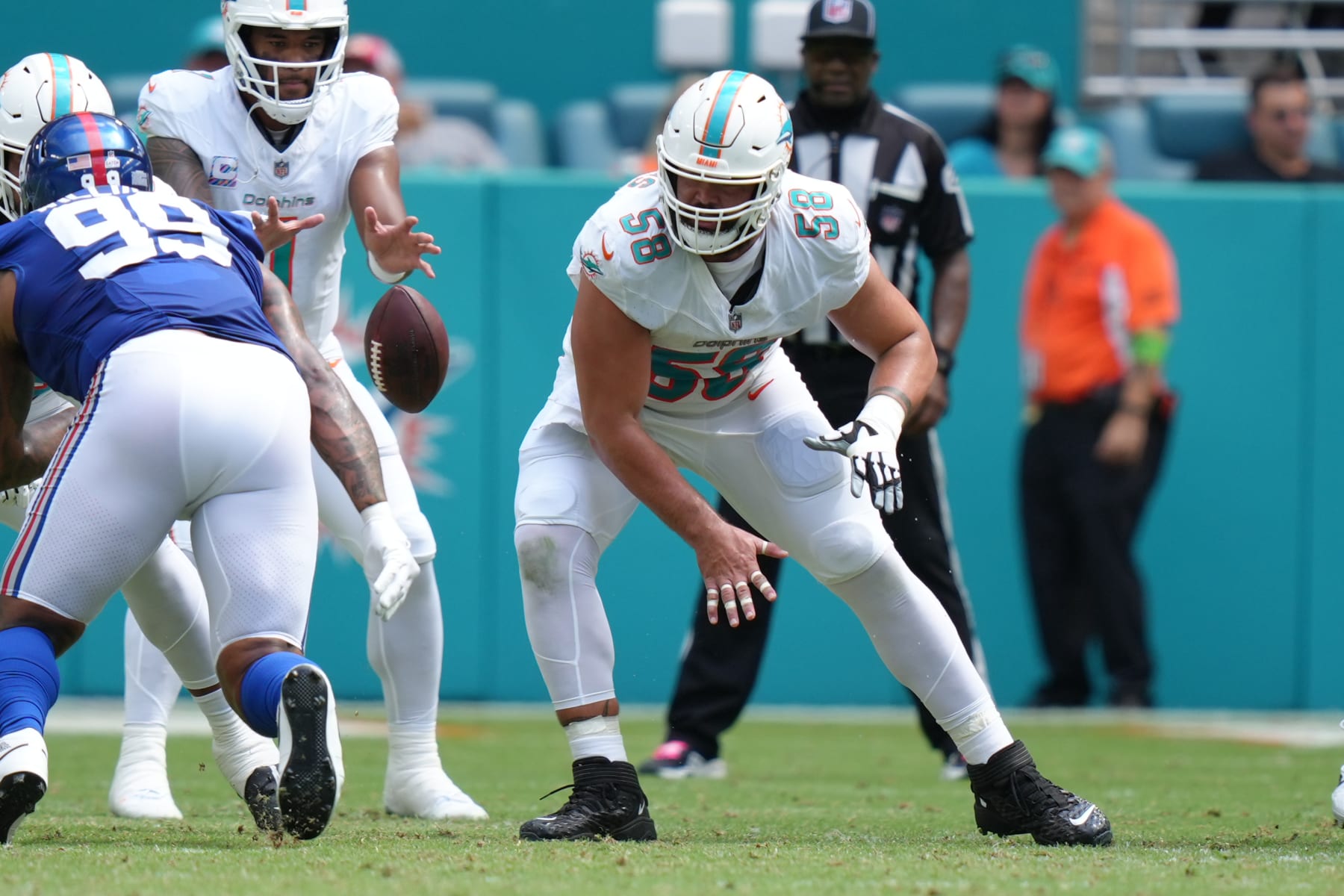 MIAMI GARDENS, FL - OCTOBER 08: Miami Dolphins guard Connor Williams (58) looks to make a block during the game between the New York Giants and the Miami Dolphins on Sunday, October 8, 2023 at Hard Rock Stadium, Miami Gardens, Fla. (Photo by Peter Joneleit/Icon Sportswire via Getty Images)