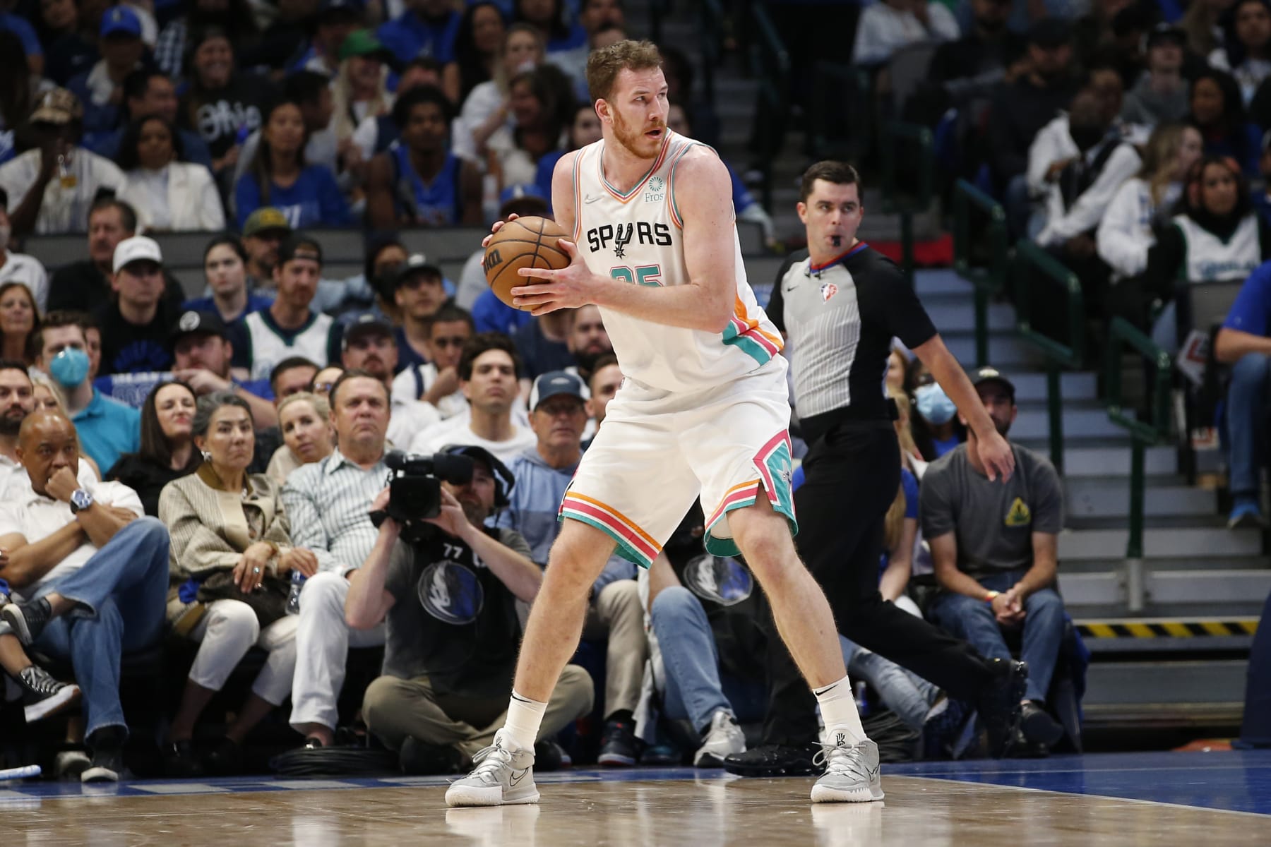 DALLAS, TEXAS - APRIL 10: Jakob Poeltl #25 of the San Antonio Spurs on the court in the game against the Dallas Mavericks at American Airlines Center on April 10, 2022 in Dallas, Texas. NOTE TO USER: User expressly acknowledges and agrees that, by downloading and or using this photograph, User is consenting to the terms and conditions of the Getty Images License Agreement.  (Photo by Tim Heitman/Getty Images)