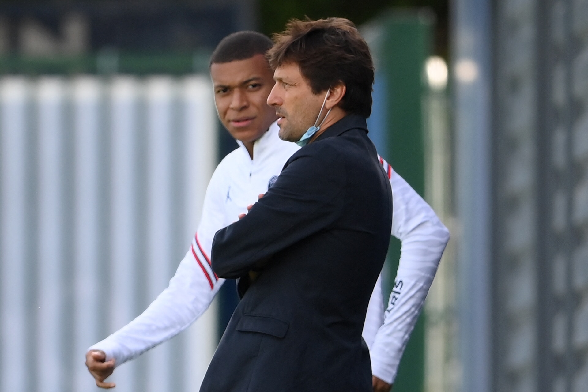 TOPSHOT - Paris Saint-Germain's Brazilian sporting director Leonardo (R) speaks with Paris Saint-Germain's French forward Kylian Mbappe prior to a training session at the Camp des Loges Paris Saint-Germain football club's training ground in Saint-Germain-en-Laye on August 28, 2021. (Photo by FRANCK FIFE / AFP) (Photo by FRANCK FIFE/AFP via Getty Images)