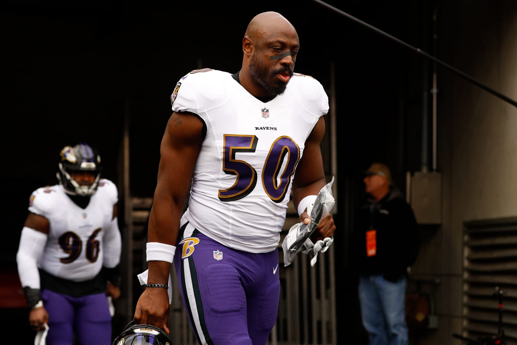 CINCINNATI, OH - JANUARY 08: Baltimore Ravens linebacker Justin Houston (50) runs onto the field before the game against the Baltimore Ravens and the Cincinnati Bengals on January 8, 2023, at Paycor Stadium in Cincinnati, OH. (Photo by Ian Johnson/Icon Sportswire via Getty Images)