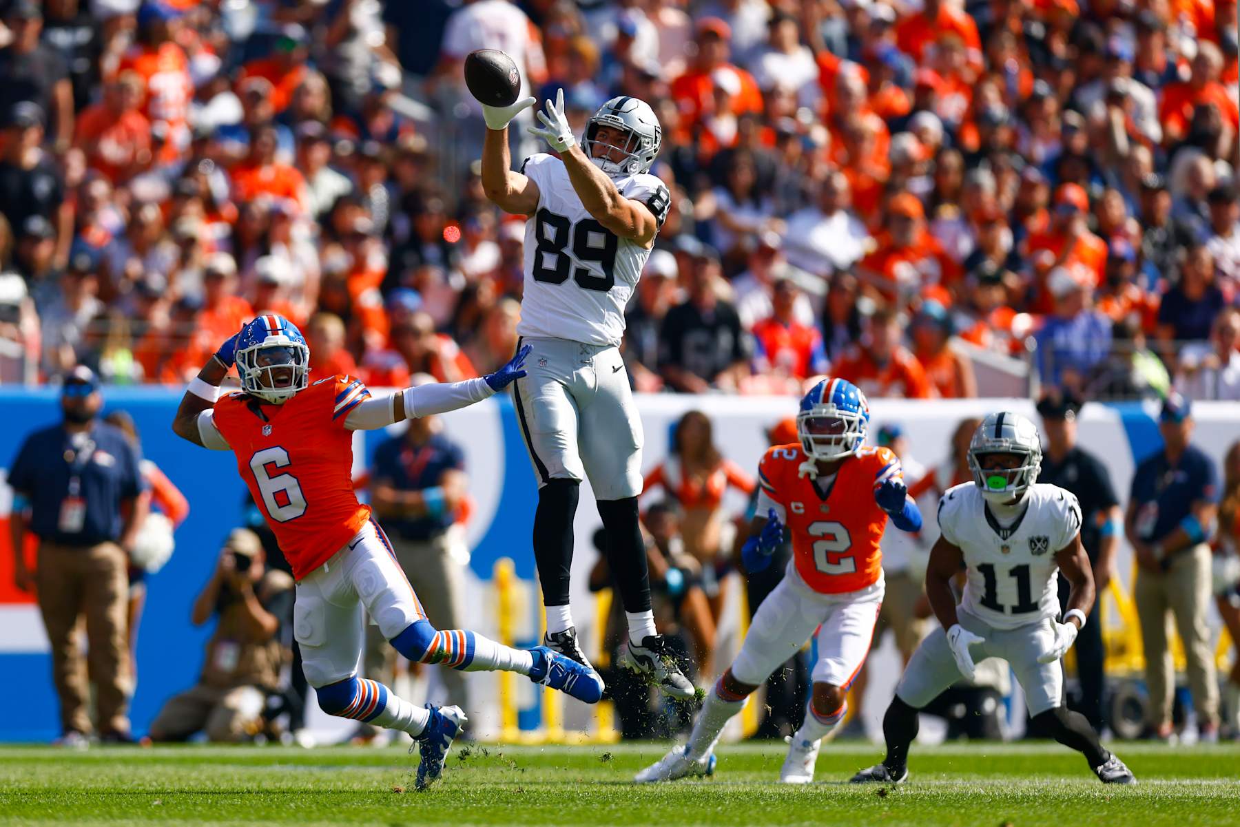 DENVER, COLORADO - OCTOBER 06: Brock Bowers #89 of the Las Vegas Raiders catches the ball and runs for a touchdown against the Denver Broncos during the first quarter at Empower Field At Mile High on October 06, 2024 in Denver, Colorado. (Photo by Justin Edmonds/Getty Images)