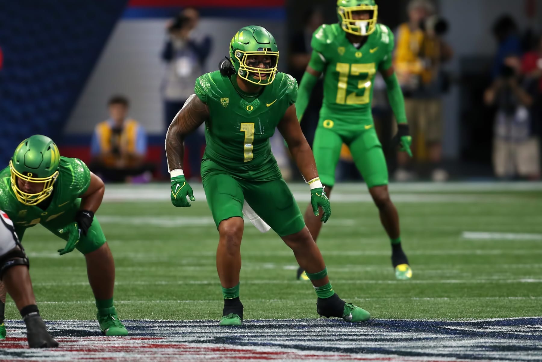 ATLANTA, GA - SEPTEMBER 03: Oregon Ducks linebacker Noah Sewell (1) during the game between the Oregon Ducks and the Georgia Bulldogs on September 3, 2022 at Mercedes-Benz Stadium in Atlanta, Georgia.  (Photo by Michael Wade/Icon Sportswire via Getty Images)
