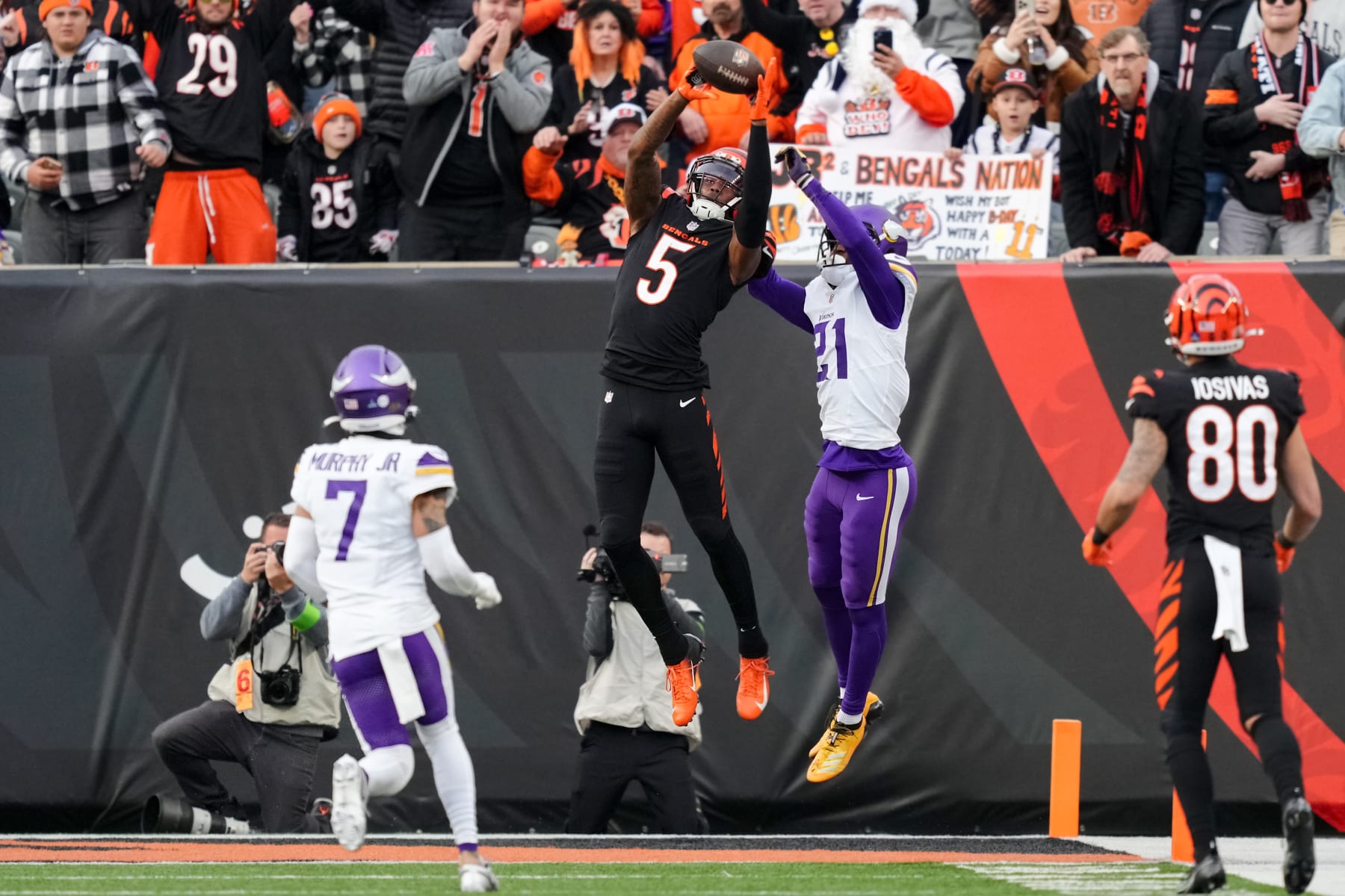 CINCINNATI, OHIO - DECEMBER 16: Tee Higgins #5 of the Cincinnati Bengals makes a catch for a touchdown past Akayleb Evans #21 of the Minnesota Vikings in the fourth quarter at Paycor Stadium on December 16, 2023 in Cincinnati, Ohio. (Photo by Dylan Buell/Getty Images)
