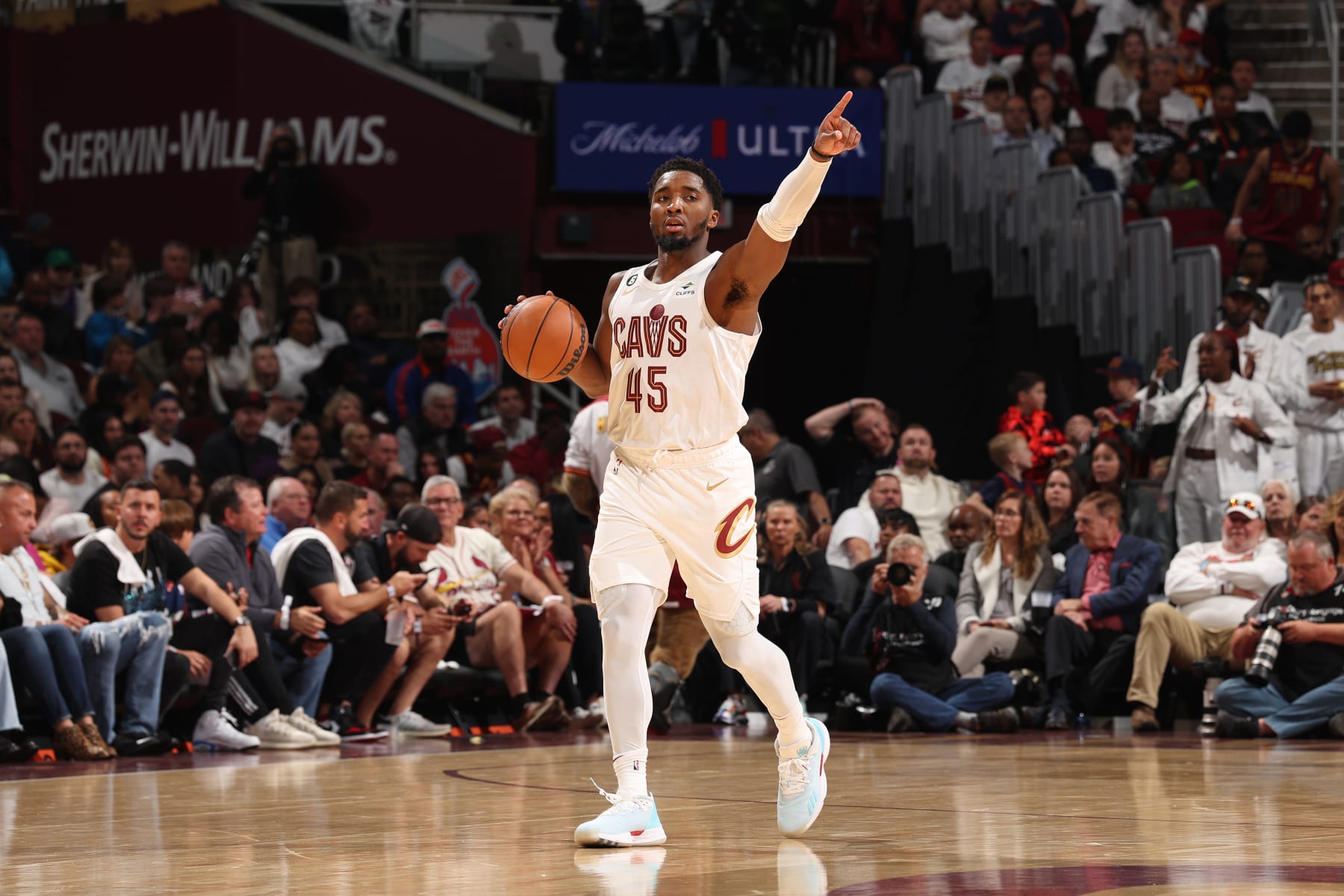 CLEVELAND, OH - OCTOBER 23: Donovan Mitchell #45 of the Cleveland Cavaliers during the game against the Washington Wizards on October23, 2022 at Rocket Mortgage FieldHouse in Cleveland, Ohio. NOTE TO USER: User expressly acknowledges and agrees that, by downloading and/or using this Photograph, user is consenting to the terms and conditions of the Getty Images License Agreement. Mandatory Copyright Notice: Copyright 2022 NBAE (Photo by Jeff Haynes/NBAE via Getty Images)