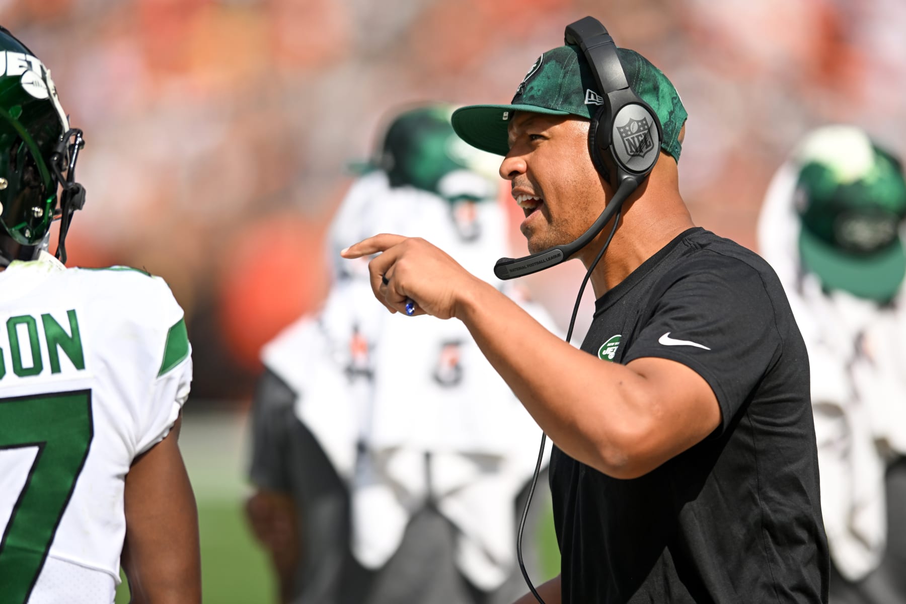 CLEVELAND, OH - SEPTEMBER 18: Wide receivers coach Miles Austin of the New York Jets talks with Garrett Wilson #17 during the first half against the Cleveland Browns at FirstEnergy Stadium on September 18, 2022 in Cleveland, Ohio. (Photo by Nick Cammett/Diamond Images via Getty Images)