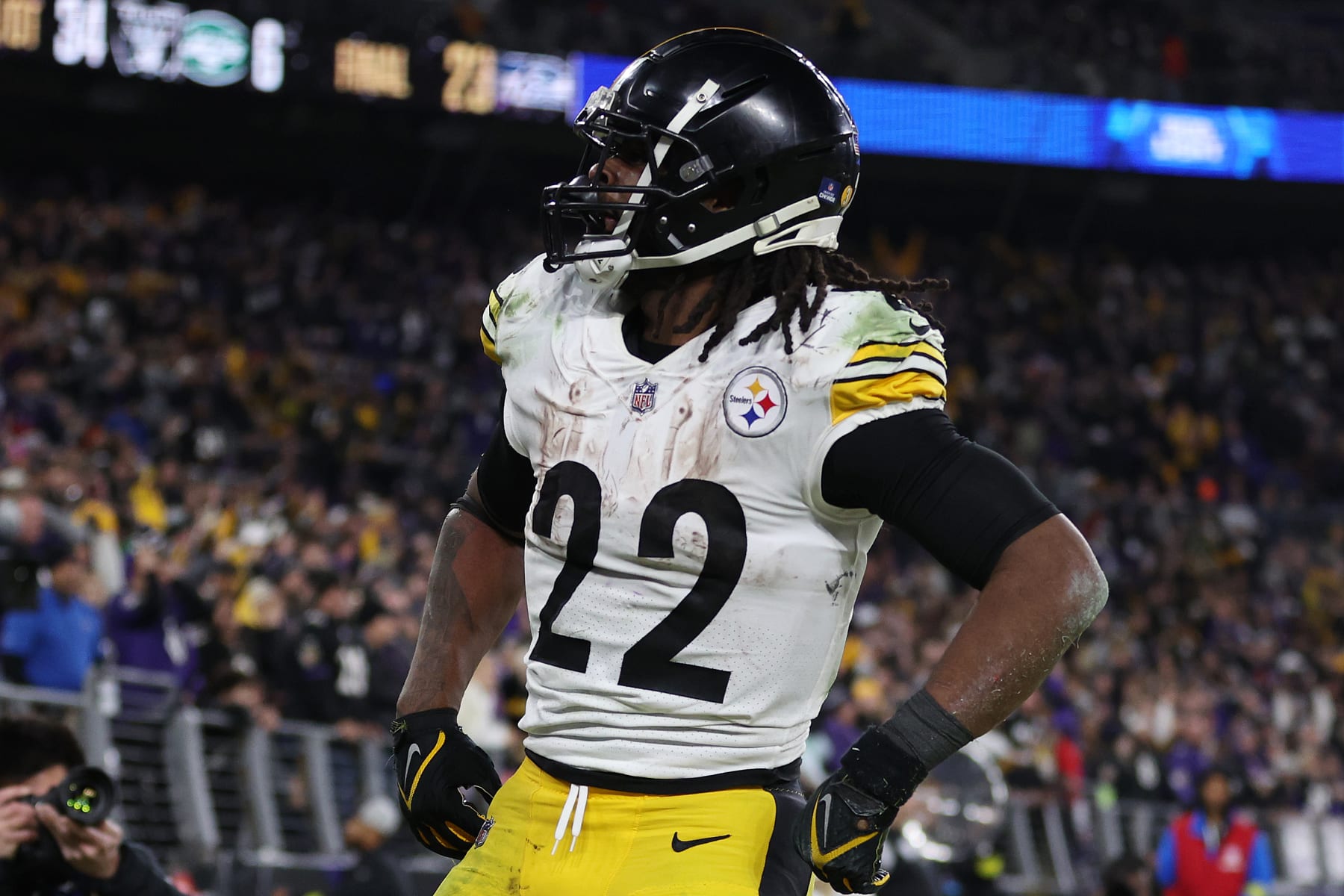 BALTIMORE, MARYLAND - JANUARY 01: Najee Harris #22 of the Pittsburgh Steelers celebrates a touchdown reception against the Baltimore Ravens during the fourth quarter at M&T Bank Stadium on January 01, 2023 in Baltimore, Maryland. (Photo by Patrick Smith/Getty Images)