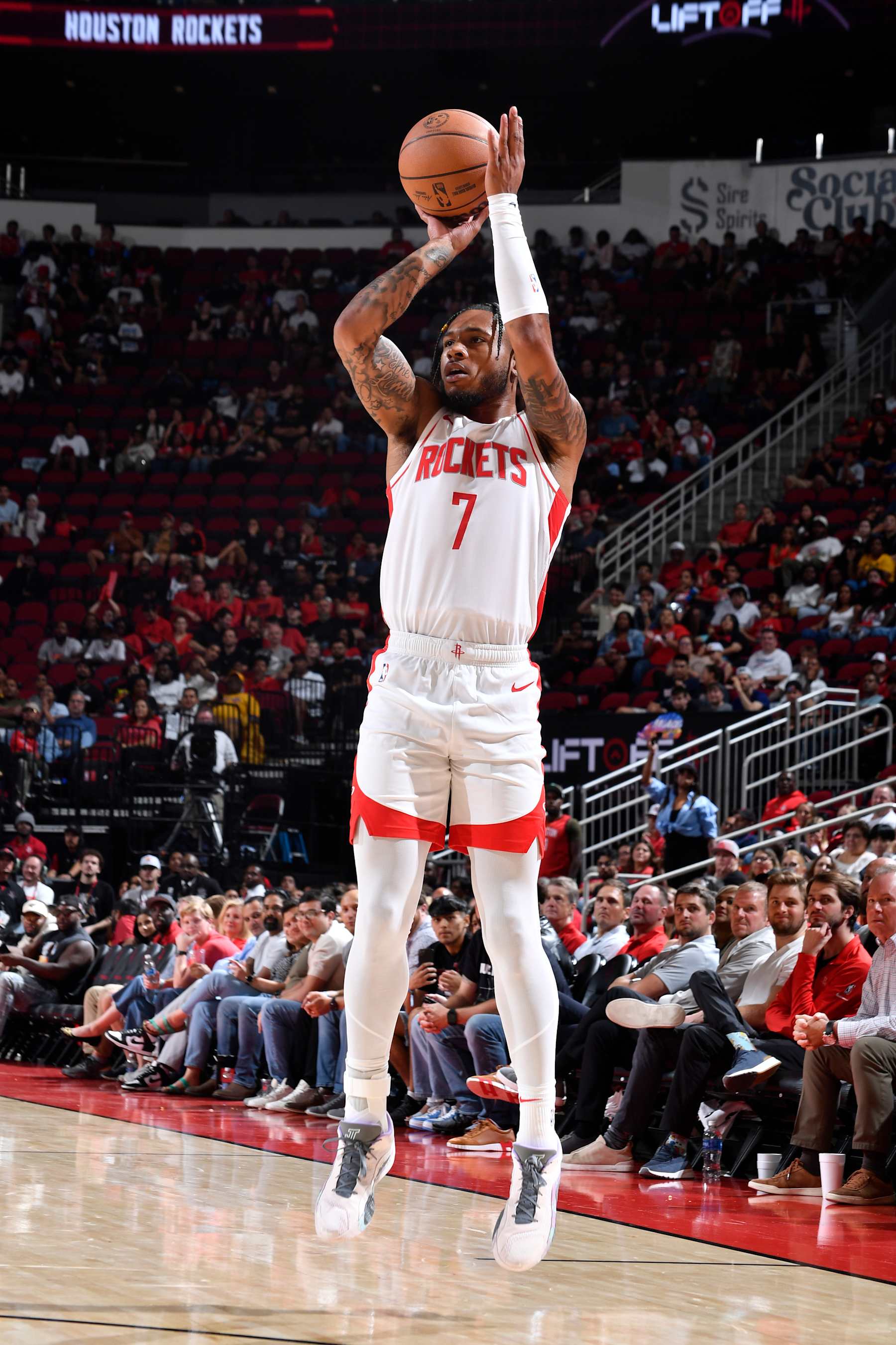 HOUSTON, TX - OCTOBER 15: Cam Whitmore #7 of the Houston Rockets shoots a three point basket during the game against the New Orleans Pelicans during a NBA preseason game on October 15, 2024 at the Toyota Center in Houston, Texas. NOTE TO USER: User expressly acknowledges and agrees that, by downloading and or using this photograph, User is consenting to the terms and conditions of the Getty Images License Agreement. Mandatory Copyright Notice: Copyright 2024 NBAE (Photo by Logan Riely/NBAE via Getty Images)