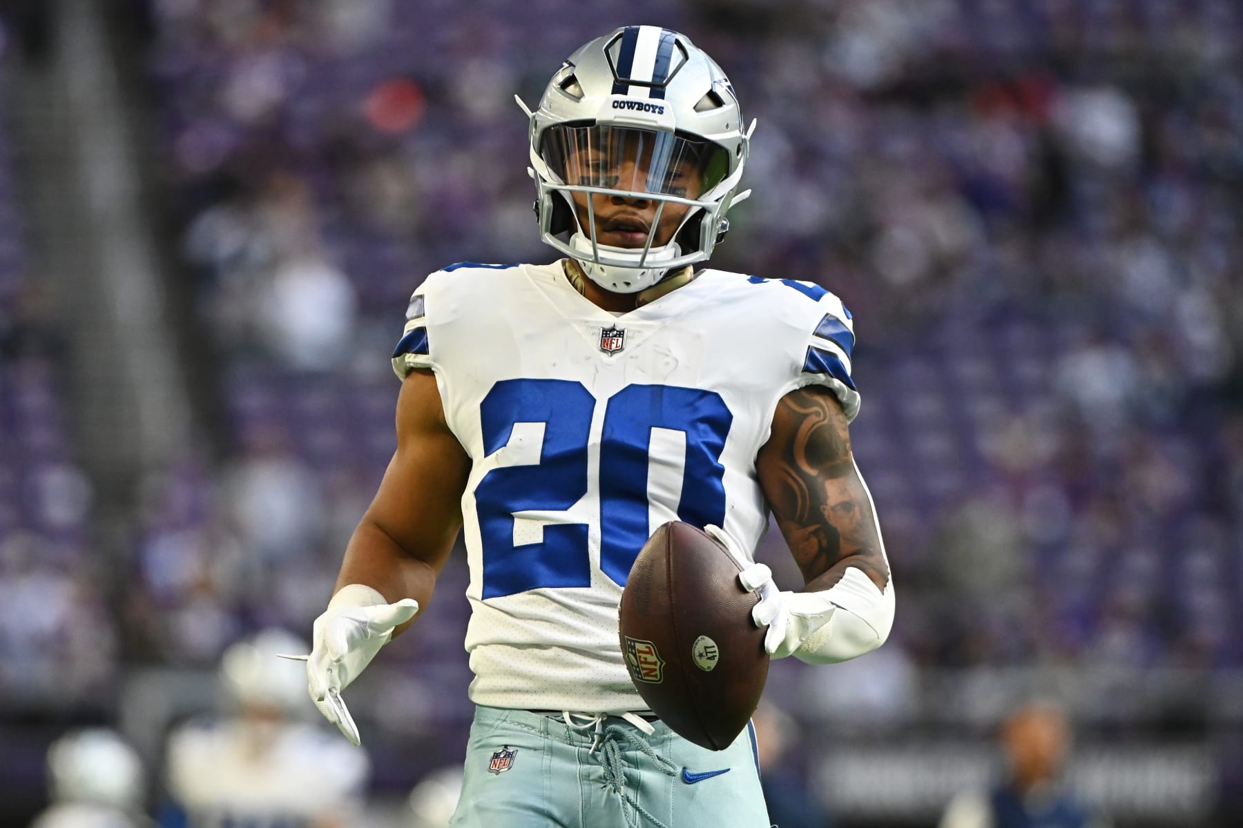 MINNEAPOLIS, MINNESOTA - NOVEMBER 20: Tony Pollard #20 of the Dallas Cowboys warms up prior to playing the Minnesota Vikings at U.S. Bank Stadium on November 20, 2022 in Minneapolis, Minnesota. (Photo by Stephen Maturen/Getty Images)