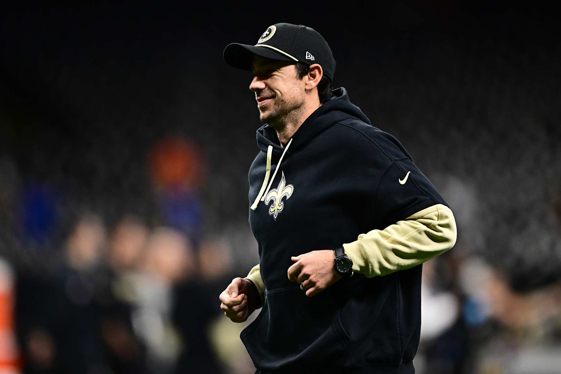 NEW ORLEANS, LOUISIANA - OCTOBER 17: Offensive coordinator Klint Kubiak of the New Orleans Saints prior to a game at Caesars Superdome on October 17, 2024 in New Orleans, Louisiana. (Photo by Gus Stark/Getty Images)