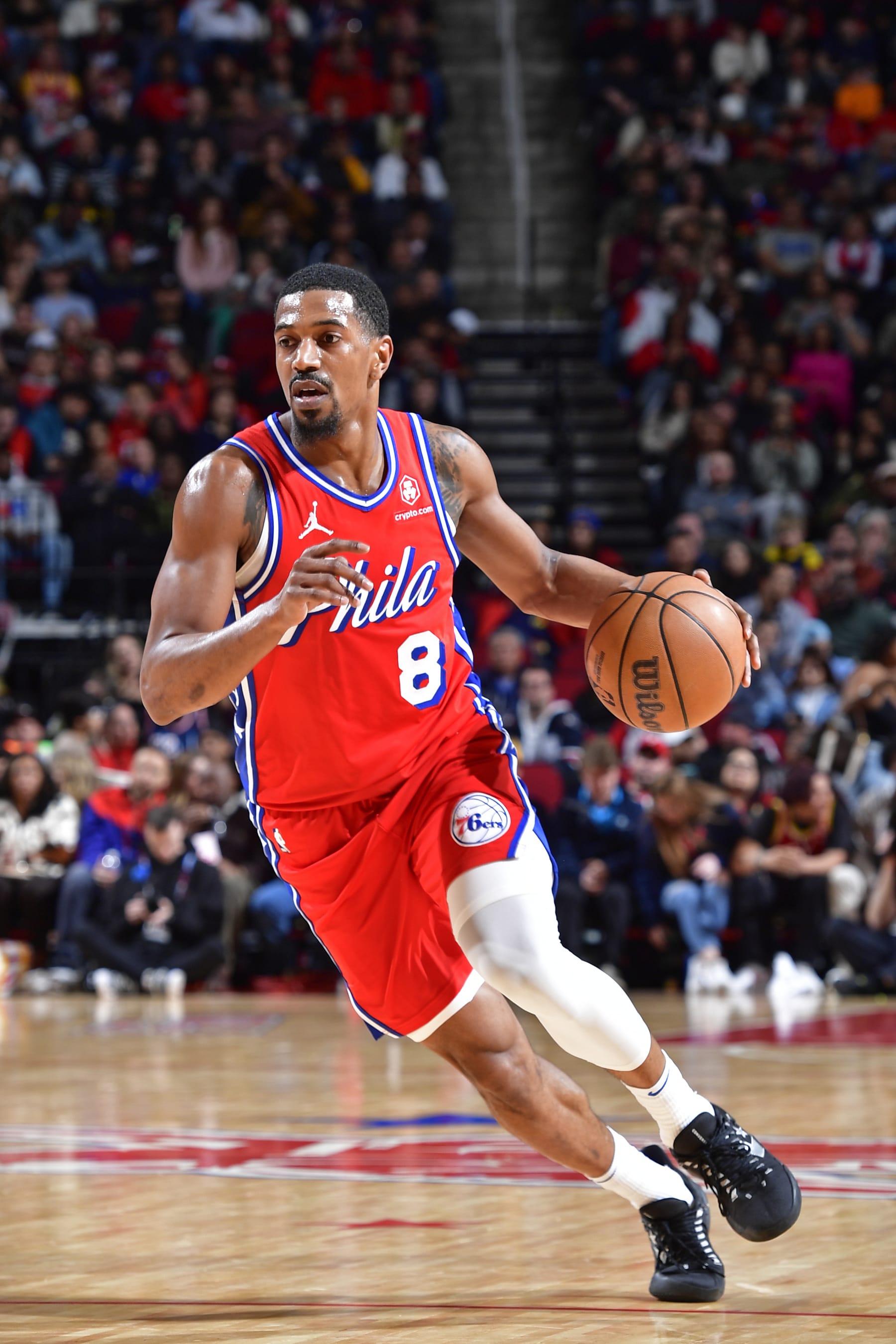 HOUSTON, TX - DECEMBER 29:  De'Anthony Melton #8 of the Philadelphia 76ers drives to the basket during the game against the Houston Rockets on December 29, 2023 at the Toyota Center in Houston, Texas. NOTE TO USER: User expressly acknowledges and agrees that, by downloading and or using this photograph, User is consenting to the terms and conditions of the Getty Images License Agreement. Mandatory Copyright Notice: Copyright 2023 NBAE (Photo by Logan Riely/NBAE via Getty Images)