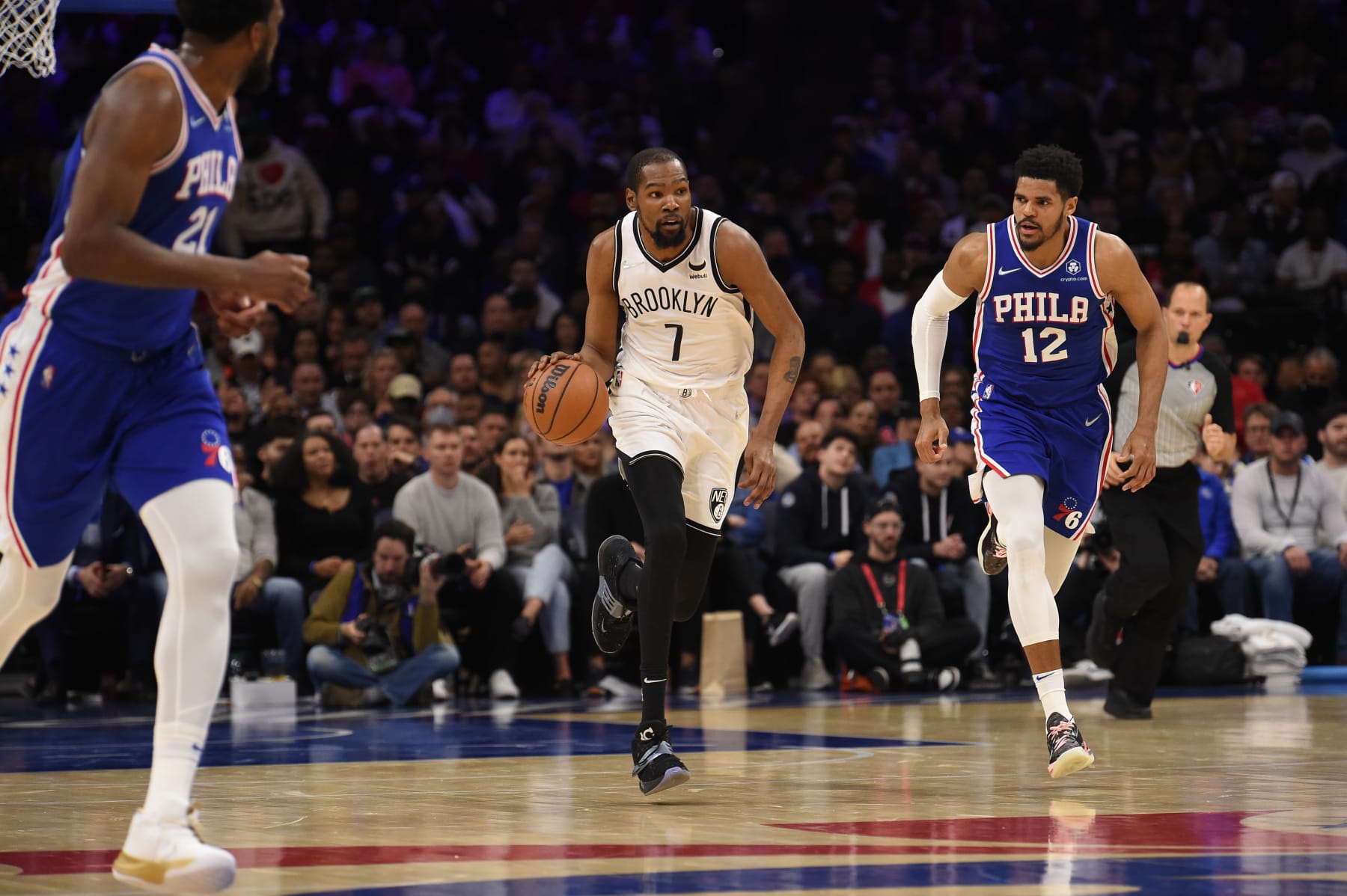 PHILADELPHIA, PA - MARCH 10: Kevin Durant #7 of the Brooklyn Nets drives to the basket during the game against the Philadelphia 76ers on March 10, 2022 at the Wells Fargo Center in Philadelphia, Pennsylvania NOTE TO USER: User expressly acknowledges and agrees that, by downloading and/or using this Photograph, user is consenting to the terms and conditions of the Getty Images License Agreement. Mandatory Copyright Notice: Copyright 2022 NBAE (Photo by David Dow/NBAE via Getty Images)