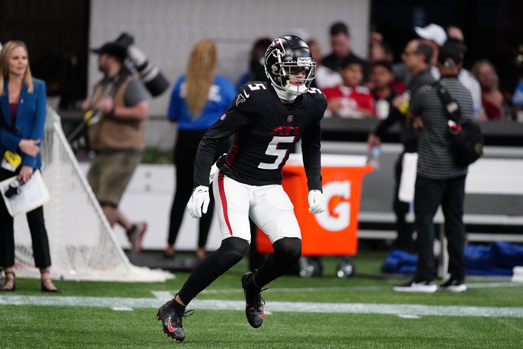 Atlanta Falcons wide receiver Drake London (5) warms up before the first half of an NFL football game between the Atlanta Falcons and the New Orleans Saints, Sunday, Sept. 11, 2022, in Atlanta. (AP Photo/John Bazemore)
