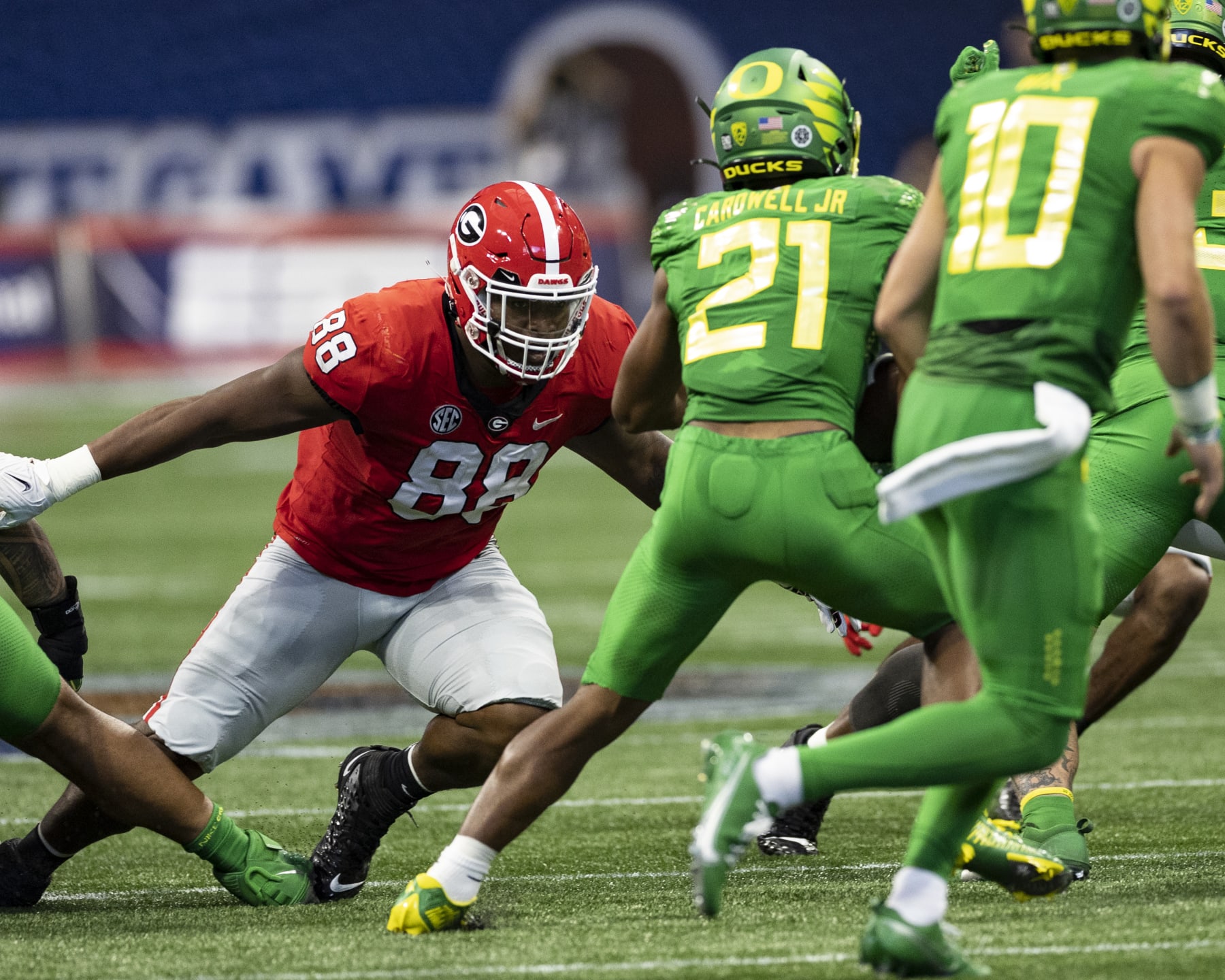 ATLANTA, GA - SEPTEMBER 3: Jalen Carter #88 of the Georgia Bulldogs prepares to stop Byron Cardwell #21 of the Oregon Ducks during a game between Oregon Ducks and Georgia Bulldogs at Mercedes-Benz Stadium on September 3, 2022 in Atlanta, Georgia. (Photo by Steve Limentani/ISI Photos/Getty Images)