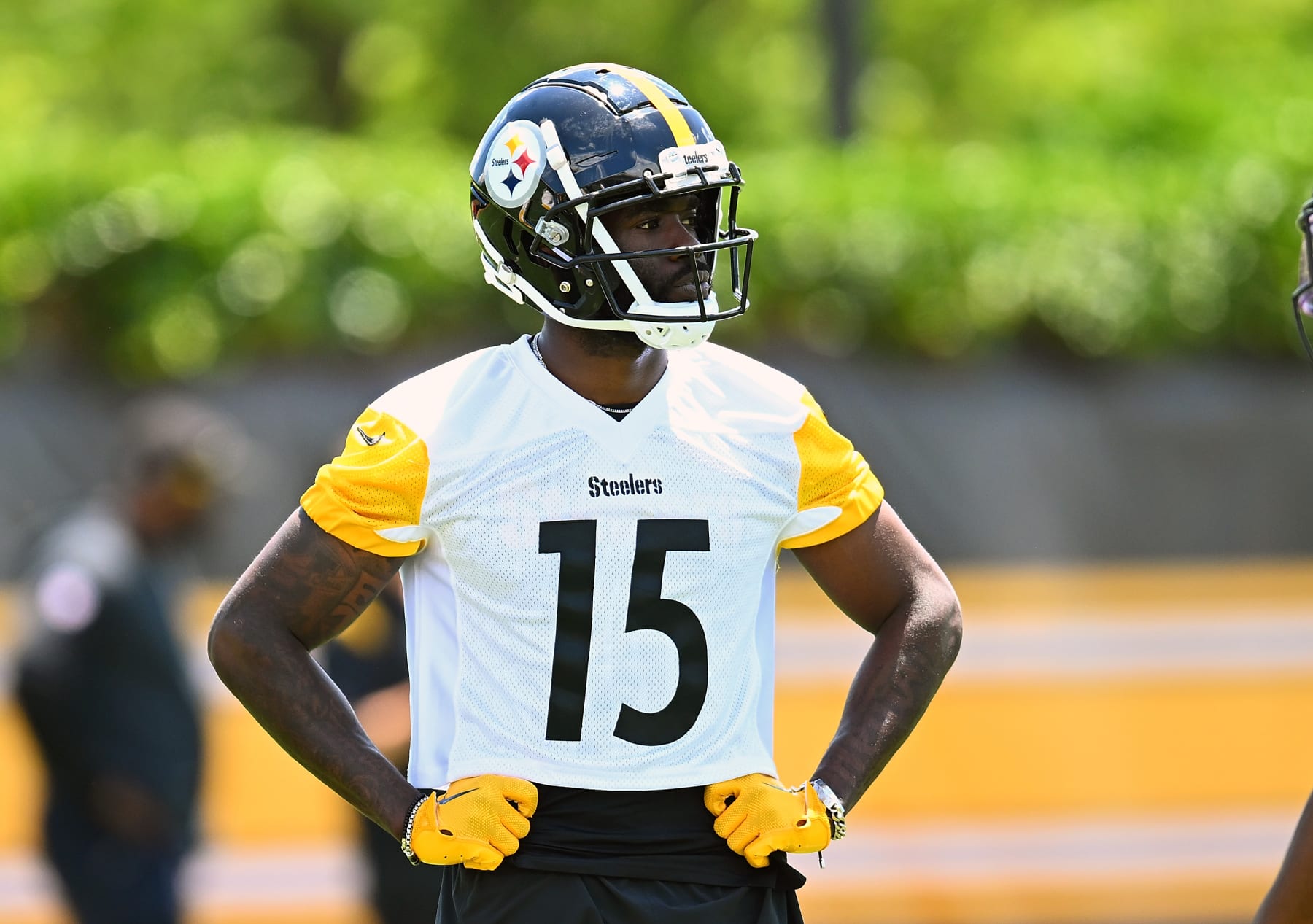 PITTSBURGH, PENNSYLVANIA - JUNE 6:  Denzel Mims #15 of the Pittsburgh Steelers works out during the Pittsburgh Steelers OTA offseason workout at UPMC Rooney Sports Complex on June 6 2024 in Pittsburgh, Pennsylvania. (Photo by Joe Sargent/Getty Images)