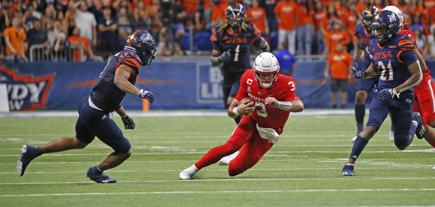 SAN ANTONIO, TX - SEPTEMBER 3: Quarterback Clayton Tune #3 of the Houston Cougars scrambles for yardage against UTSA Roadrunners at the Alamodome on September 3,  2022 in San Antonio, Texas.  (Photo by Ronald Cortes/Getty Images)