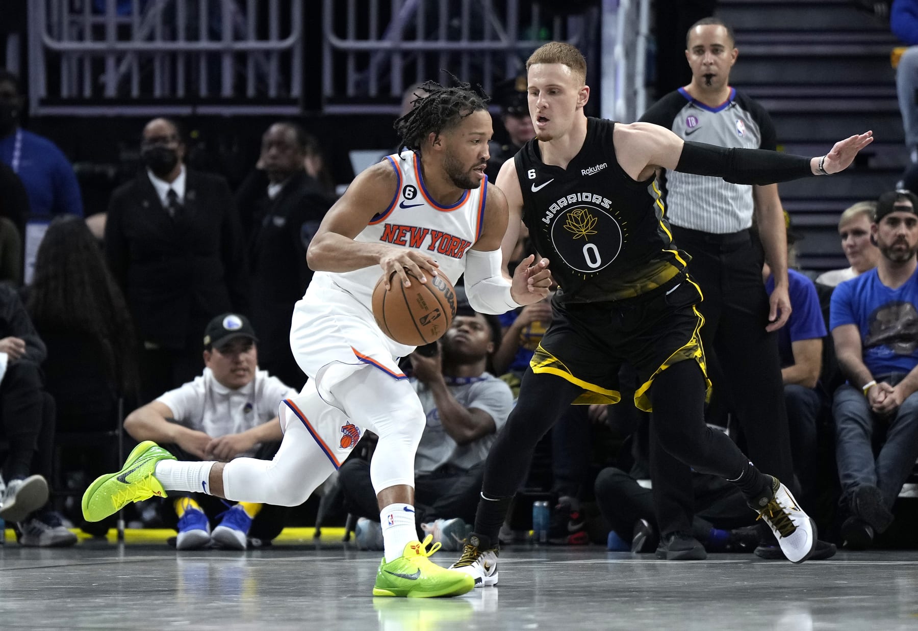 SAN FRANCISCO, CALIFORNIA - NOVEMBER 18: Jalen Brunson #11 of the New York Knicks dives towards the basket on Donte DiVincenzo #0 of the Golden State Warriors during the fourth quarter of an NBA basketball game at Chase Center on November 18, 2022 in San Francisco, California. NOTE TO USER: User expressly acknowledges and agrees that, by downloading and or using this photograph, User is consenting to the terms and conditions of the Getty Images License Agreement. (Photo by Thearon W. Henderson/Getty Images)