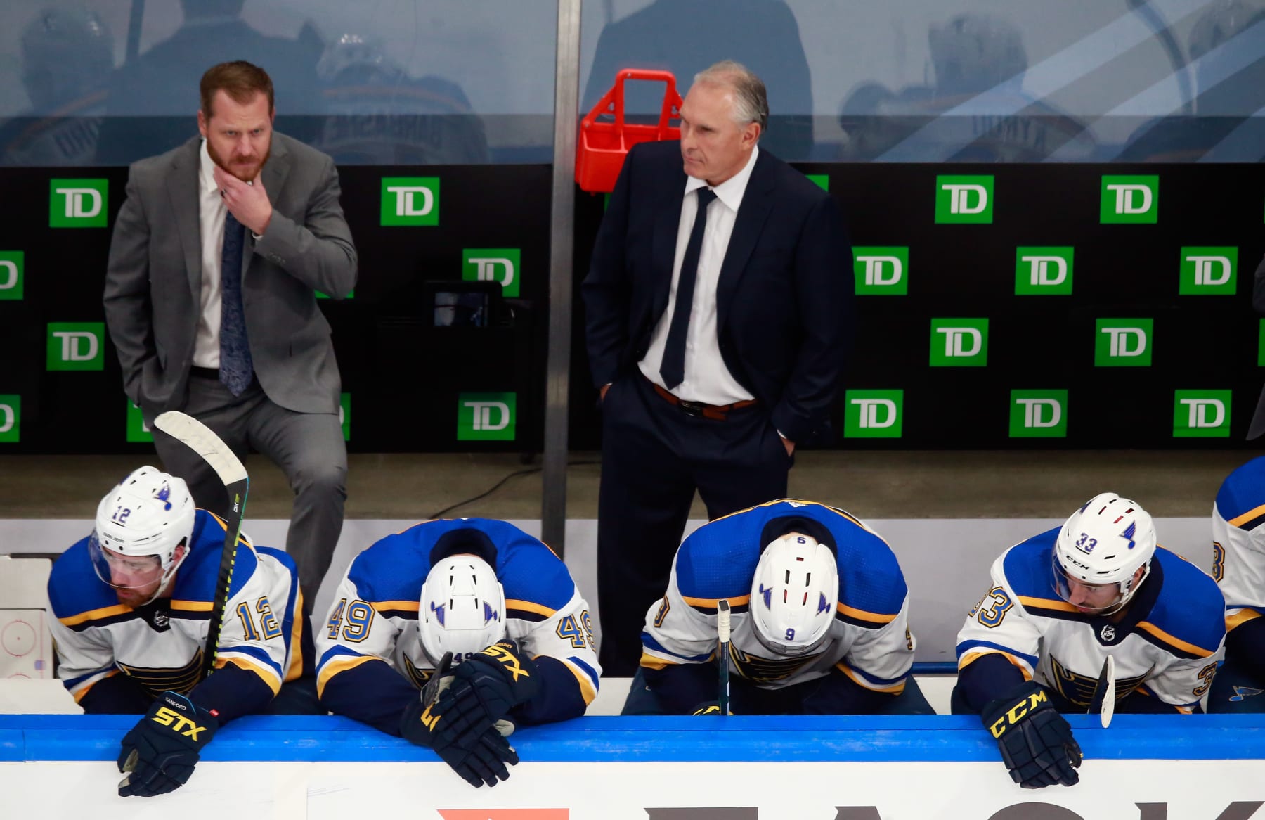 EDMONTON, ALBERTA - AUGUST 21: Head coach Craig Berube and the St. Louis Blues wait on the bench during the slosing minutes of their loss to the Vancouver Canucks in Game Six of the Western Conference First Round during the 2020 NHL Stanley Cup Playoffs at Rogers Place on August 21, 2020 in Edmonton, Alberta, Canada. (Photo by Jeff Vinnick/Getty Images)