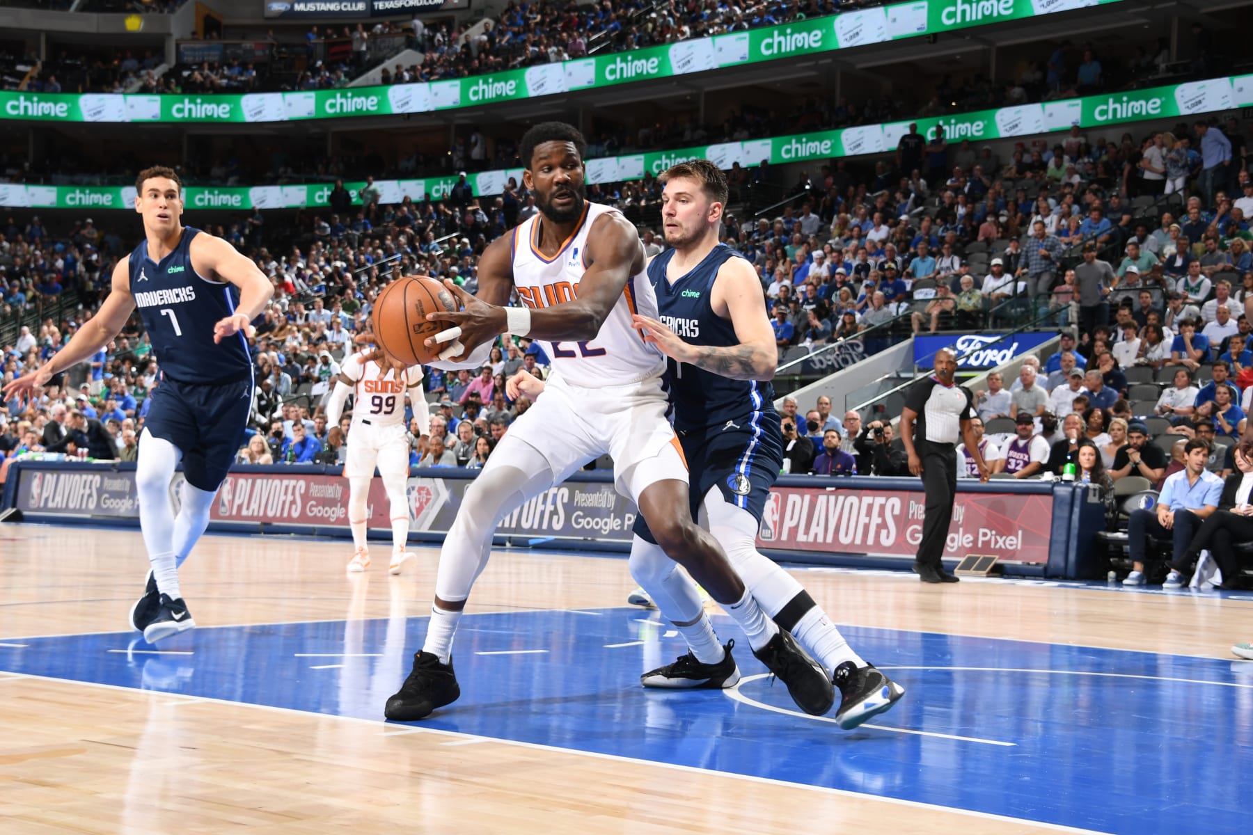 DALLAS, TX - MAY 12: Deandre Ayton #22 of the Phoenix Suns handles the ball during Game 6 of the 2022 NBA Playoffs Western Conference Semifinals against the Dallas Mavericks on May 12, 2022 at the American Airlines Center in Dallas, Texas. NOTE TO USER: User expressly acknowledges and agrees that, by downloading and or using this photograph, User is consenting to the terms and conditions of the Getty Images License Agreement. Mandatory Copyright Notice: Copyright 2022 NBAE (Photo by Andrew D. Bernstein/NBAE via Getty Images)