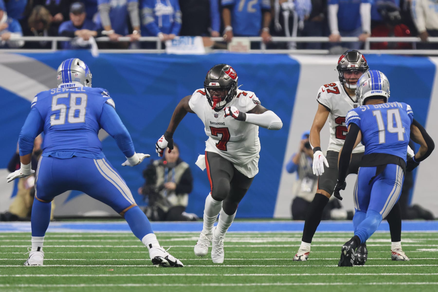 DETROIT, MI - JANUARY 21:  Tampa Bay Buccaneers linebacker Shaquil Barrett (7) rushes during a play during an NFL NFC Divisional playoff football game between the Tampa Bay Buccaneers and the Detroit Lions on January 21, 2024 at Ford Field in Detroit, Michigan. (Photo by Scott W. Grau/Icon Sportswire via Getty Images)
