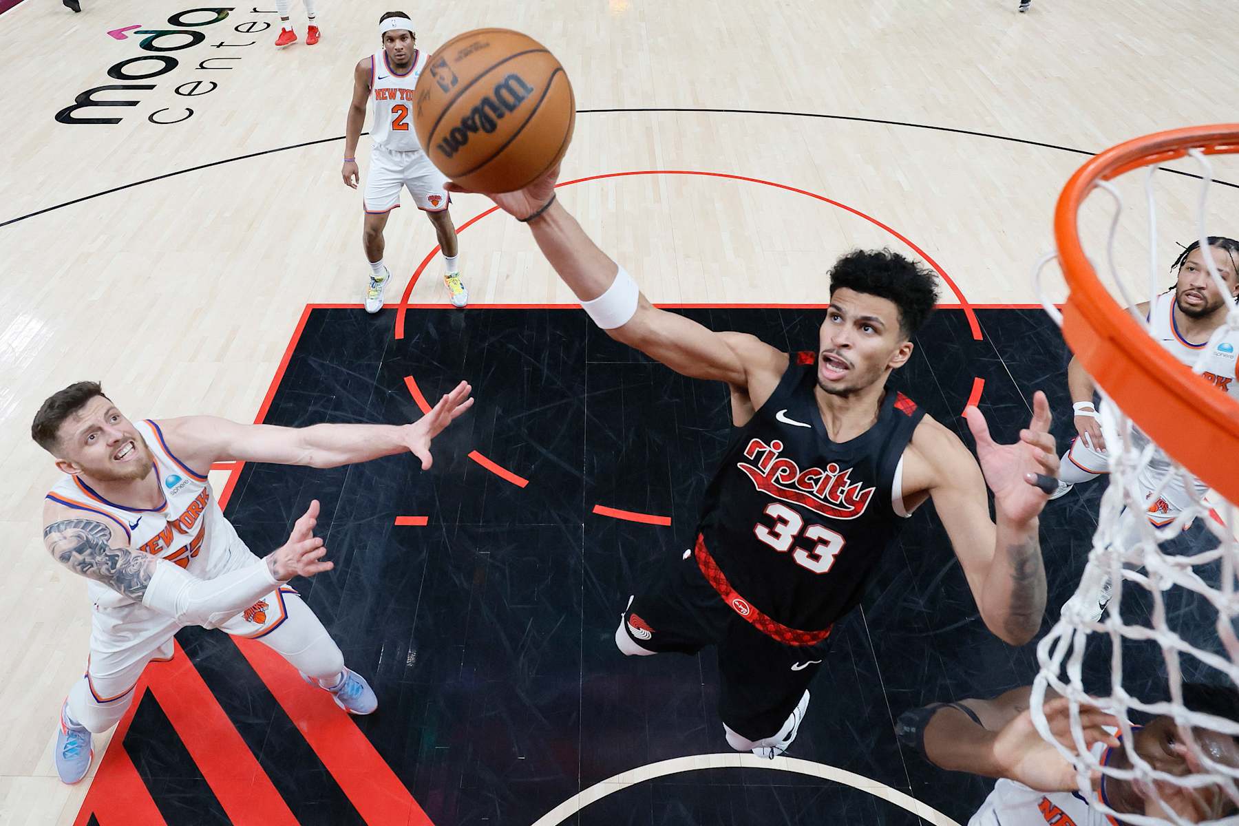 PORTLAND, OREGON - MARCH 14: Toumani Camara #33 of the Portland Trail Blazers grabs a rebound as Isaiah Hartenstein #55 of the New York Knicks defends during the second half at Moda Center on March 14, 2024 in Portland, Oregon. NOTE TO USER: User expressly acknowledges and agrees that, by downloading and or using this photograph, User is consenting to the terms and conditions of the Getty Images License Agreement.  (Photo by Soobum Im/Getty Images)