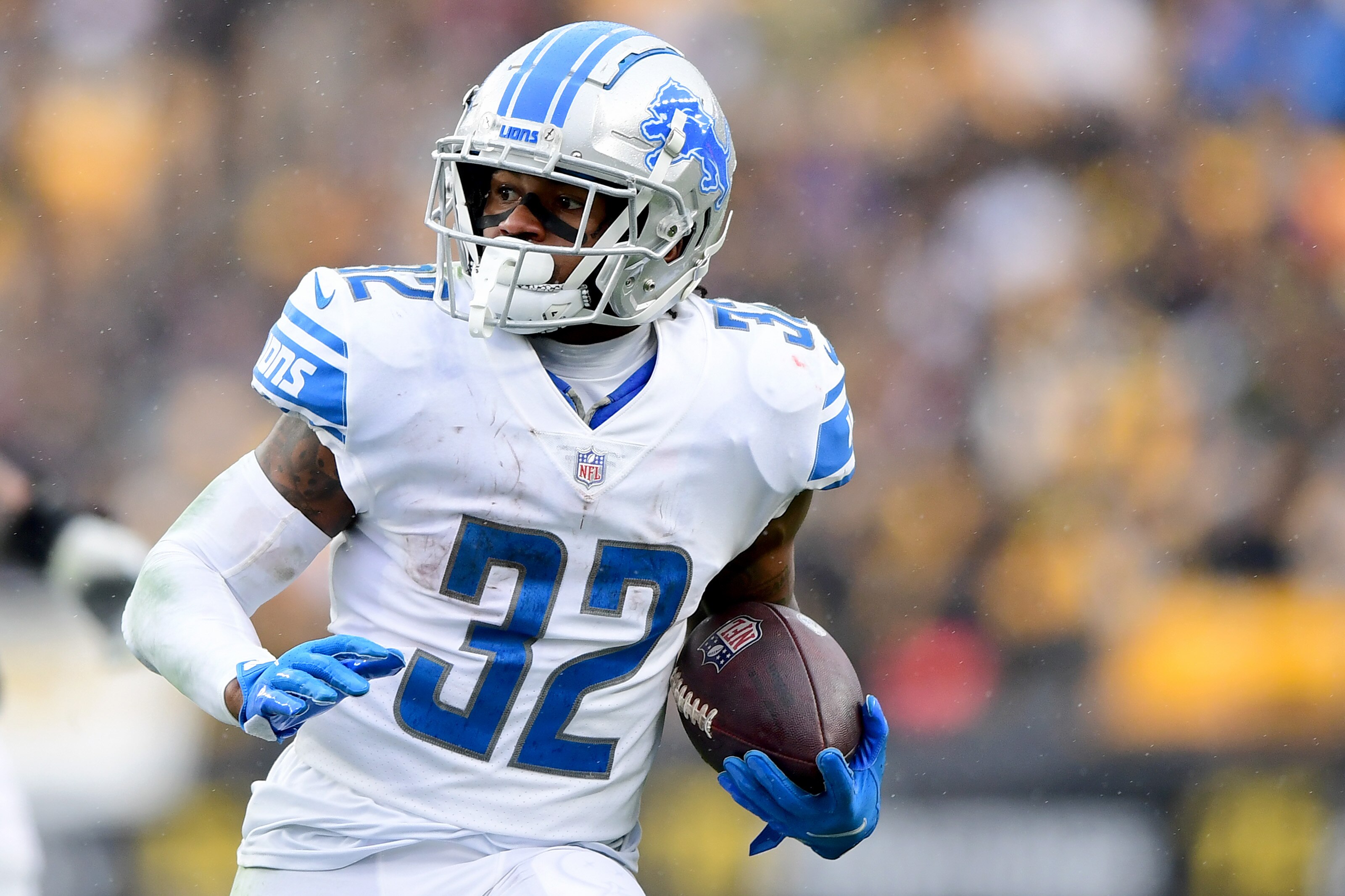 PITTSBURGH, PENNSYLVANIA - NOVEMBER 14: D'Andre Swift #32 of the Detroit Lions carries the ball during a game against the Pittsburgh Steelers at Heinz Field on November 14, 2021 in Pittsburgh, Pennsylvania. (Photo by Emilee Chinn/Getty Images)