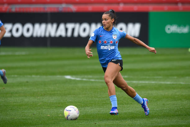 BRIDGEVIEW, IL - SEPTEMBER 26: Sarah Gorden #11 of the Chicago Red Stars dribbles the ball during a game between Washington Spirit and Chicago Red Stars at SeatGeek Stadium on September 26, 2020 in Bridgeview, Illinois.(Photo by Daniel Bartel/ISI Photos/Getty Images).