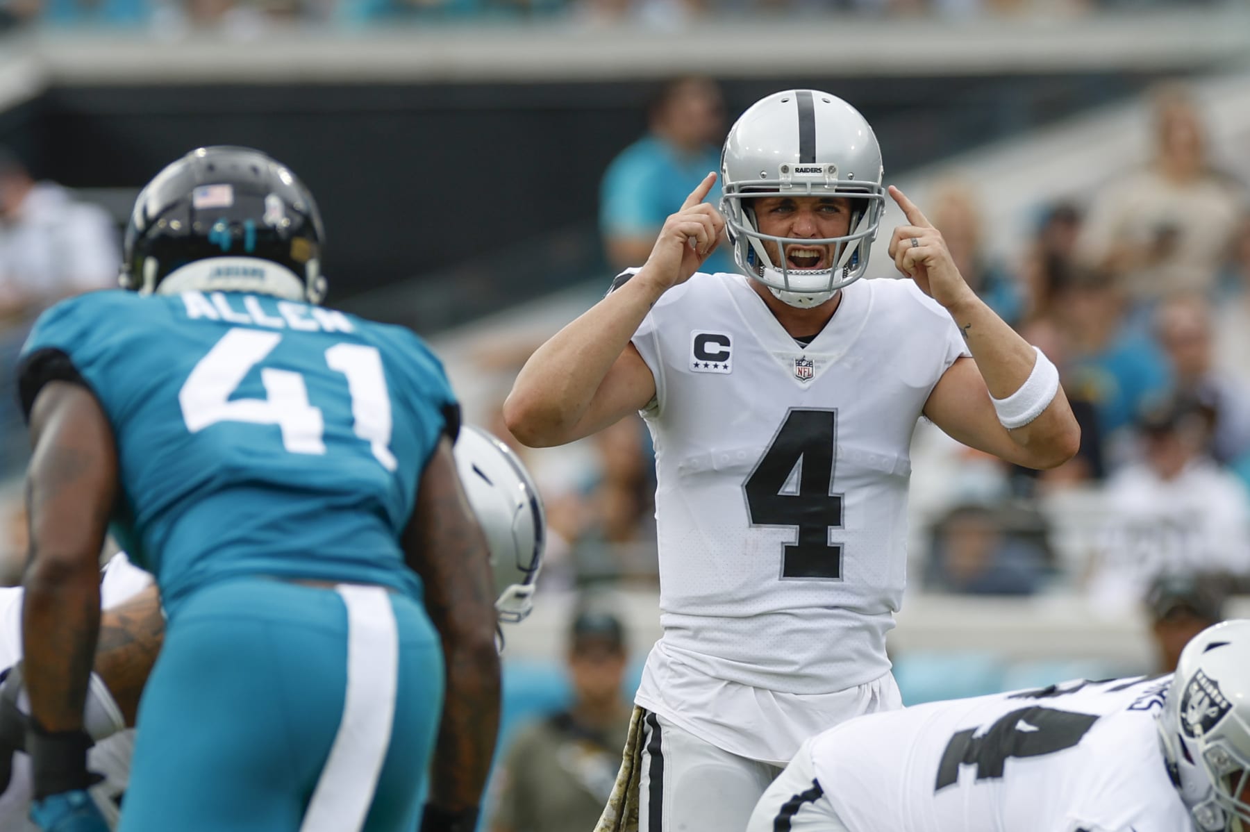 JACKSONVILLE, FL - NOVEMBER 06: Las Vegas Raiders quarterback Derek Carr (4) during the game between the Las Vegas Raiders and the Jacksonville Jaguars on November 6, 2022 at TIAA Bank Field in Jacksonville, Fl. (Photo by David Rosenblum/Icon Sportswire via Getty Images)