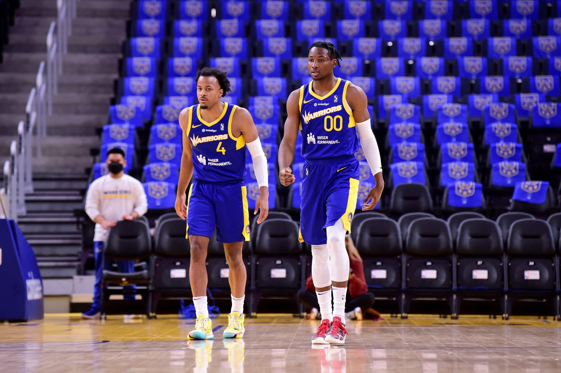 SAN FRANCISCO, CA - NOVEMBER 3:  Jonathan Kuminga #00 and Moses Moody #4 of the Santa Cruz Warriors look on against the G League Ignite during the NBA G-League game on November 3, 2021 at the Chase Center in San Francisco, California. NOTE TO USER: User expressly acknowledges and agrees that, by downloading and or using this photograph, user is consenting to the terms and conditions of Getty Images License Agreement. Mandatory Copyright Notice: Copyright 2021 NBAE (Photo by Noah Graham/NBAE via Getty Images)