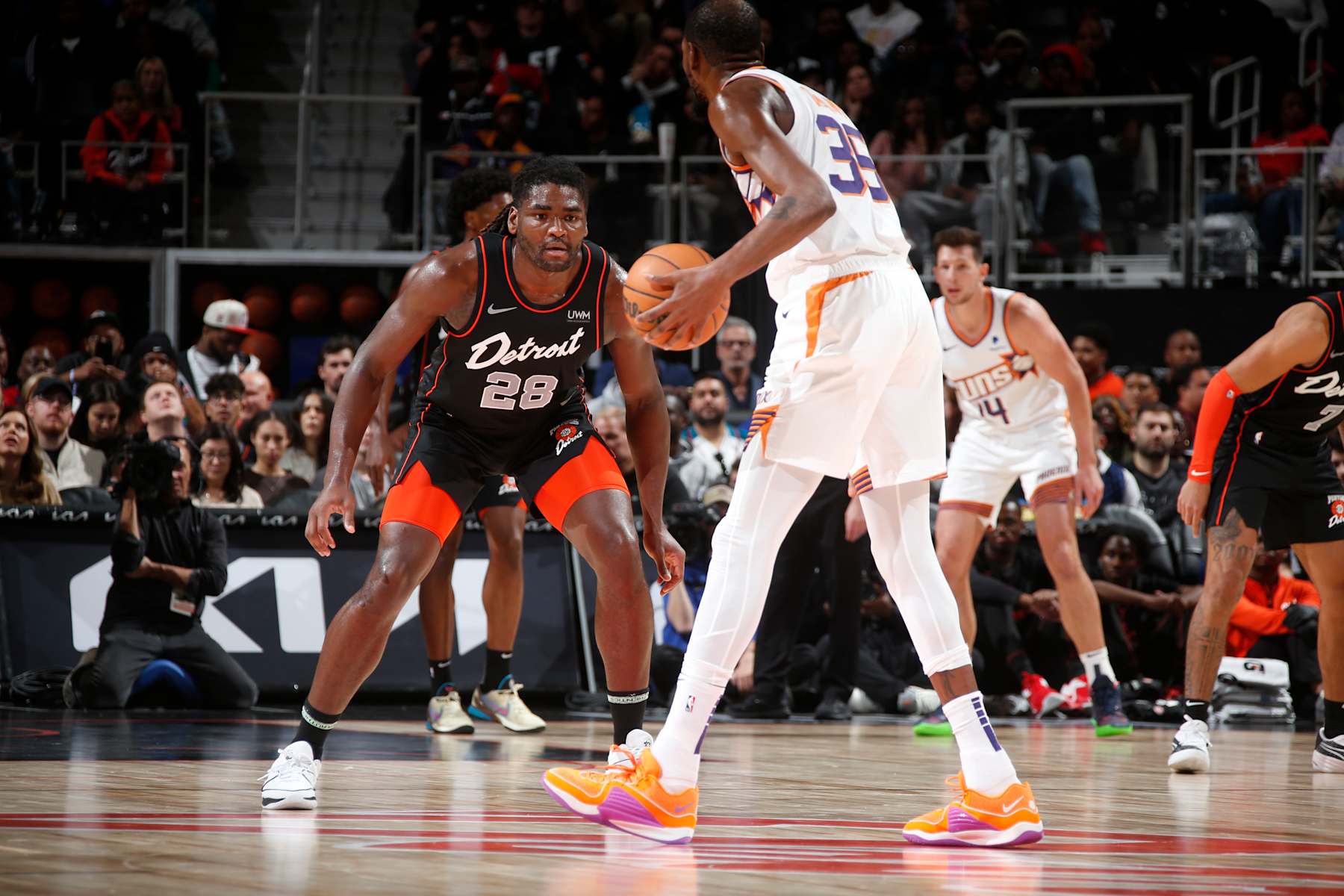 DETROIT, MI - NOVEMBER 5: Isaiah Stewart #28 of the Detroit Pistons plays defense against the Phoenix Suns on November 5, 2023 at Little Caesars Arena in Detroit, Michigan. NOTE TO USER: User expressly acknowledges and agrees that, by downloading and/or using this photograph, User is consenting to the terms and conditions of the Getty Images License Agreement. Mandatory Copyright Notice: Copyright 2023 NBAE (Photo by Brian Sevald/NBAE via Getty Images)