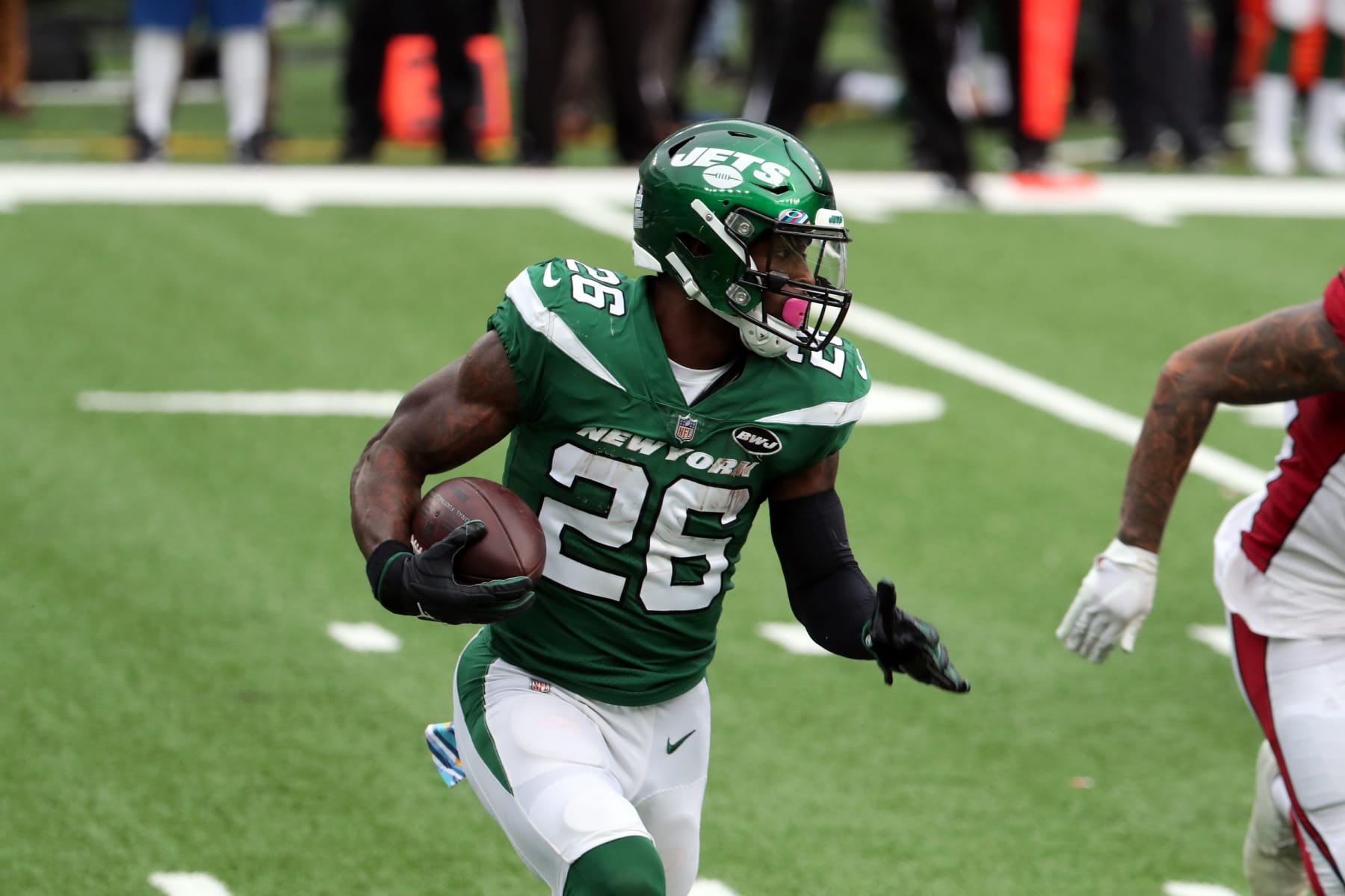 EAST RUTHERFORD, NEW JERSEY - OCTOBER 11: Le'Veon Bell #26 of the New York Jets runs with the ball against the Arizona Cardinals at MetLife Stadium on October 11, 2020 in East Rutherford, New Jersey. Arizona Cardinals defeated the New York Jets 30-10. (Photo by Al Pereira/Getty Images)