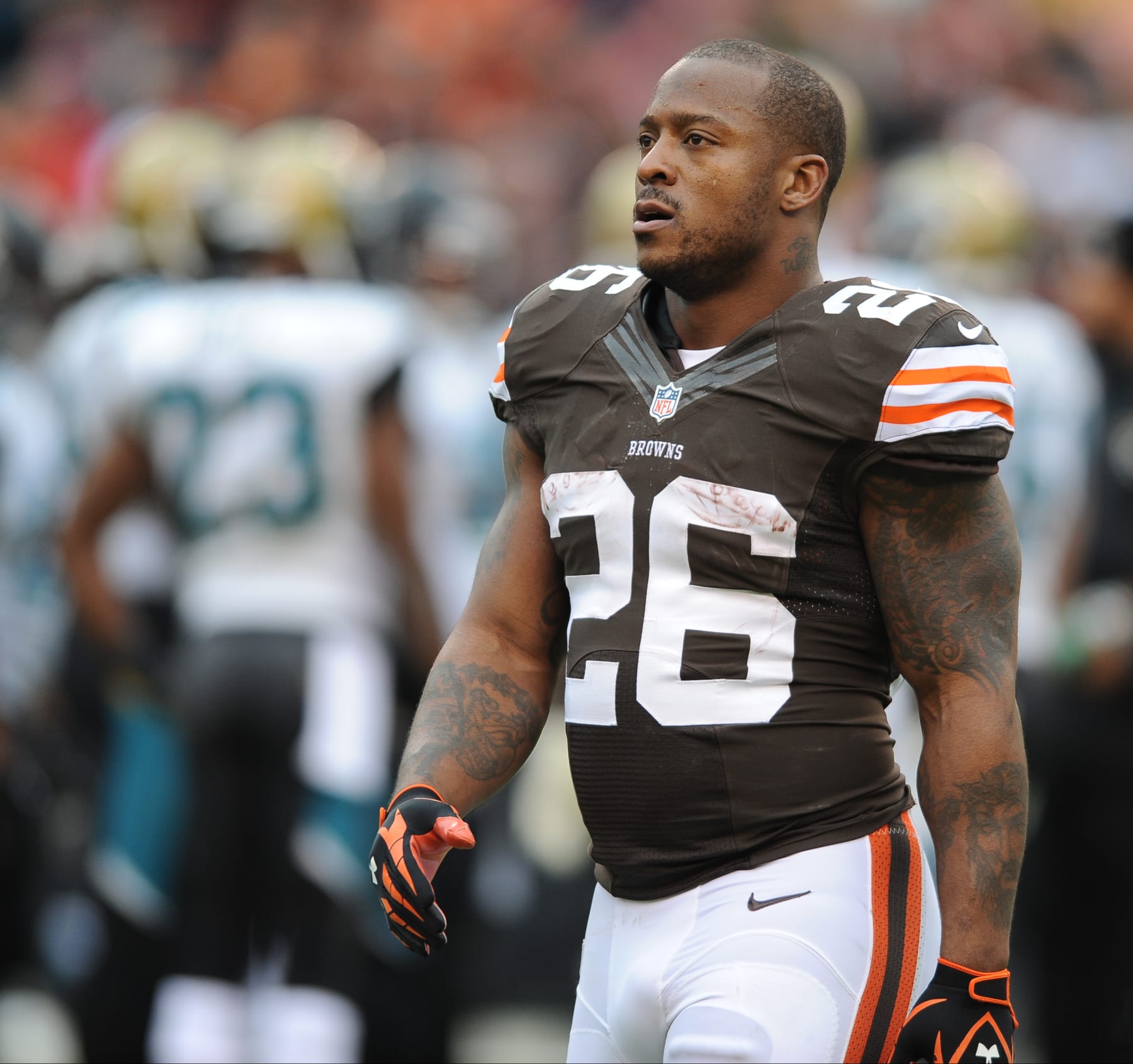 CLEVELAND, OHIO - DECEMBER 1, 2013: Running back Willis McGahee #26 of the Cleveland Browns walks to the sideline during a game against the Jacksonville Jaguars at FirstEnergy Stadium in Cleveland, Ohio. The Jaguars won 32-28.(Photo by David Dermer/Diamond Images/Getty Images)