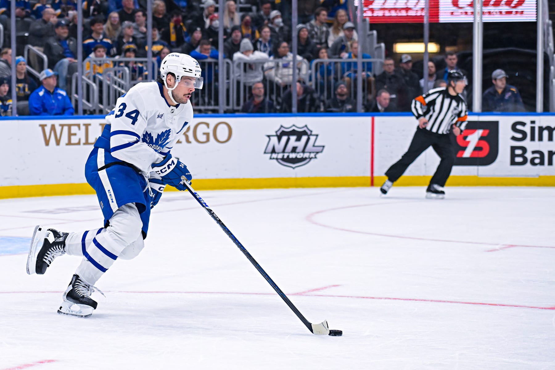 ST. LOUIS, MO - DECEMBER 27: Toronto Maple Leafs center Auston Matthews (34) rushes the puck out of his own zone in overtime during a game between the Toronto Maple Leafs and the St. Louis Blues on December 27, 2022, at the Enterprise Center in St. Louis MO (Photo by Rick Ulreich/Icon Sportswire via Getty Images)