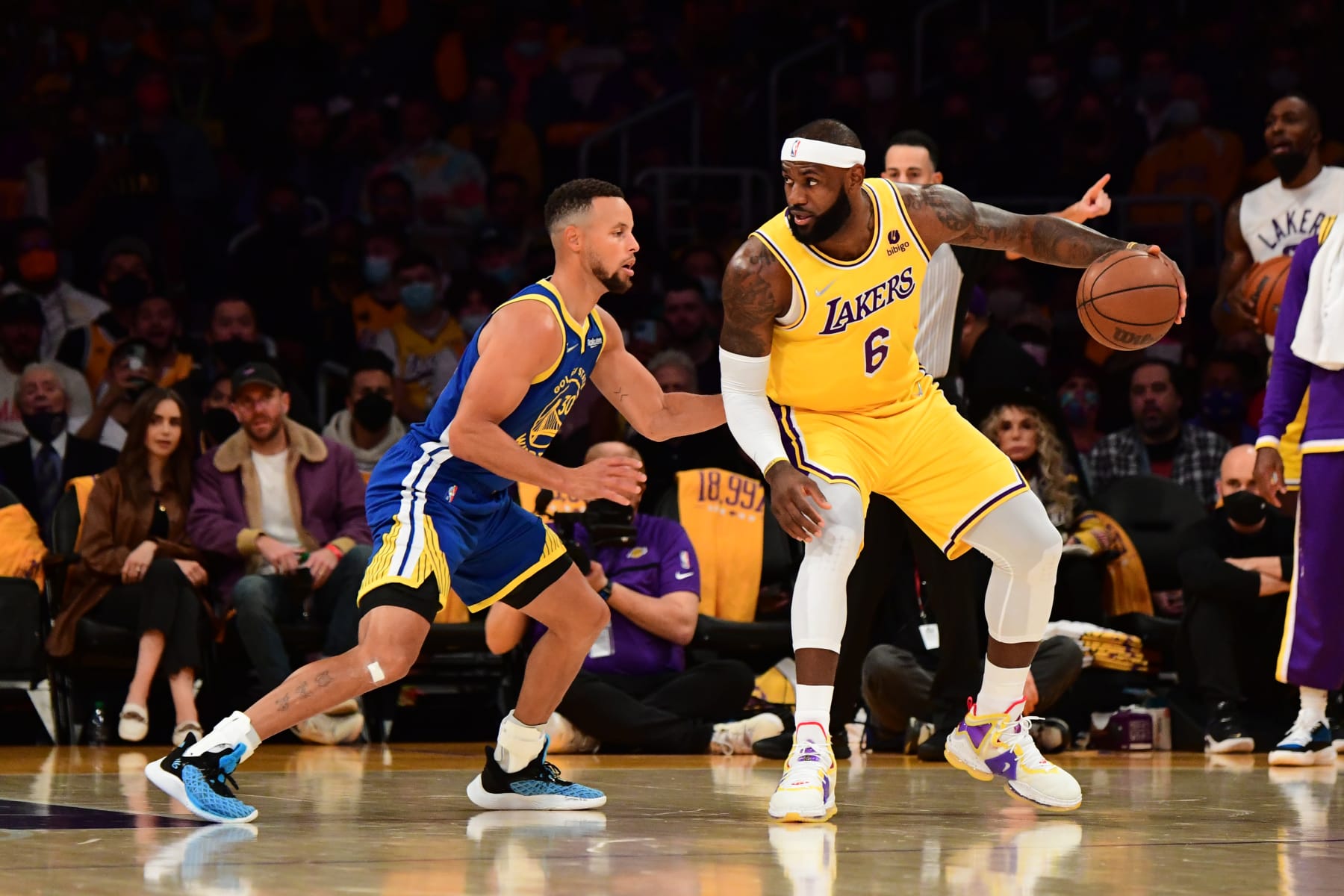 LOS ANGELES, CA - OCTOBER 19: LeBron James #6 of the Los Angeles Lakers handles the ball during the game against Stephen Curry #30 of the Golden State Warriors on October 19, 2021 at STAPLES Center in Los Angeles, California. NOTE TO USER: User expressly acknowledges and agrees that, by downloading and/or using this Photograph, user is consenting to the terms and conditions of the Getty Images License Agreement. Mandatory Copyright Notice: Copyright 2021 NBAE (Photo by Adam Pantozzi/NBAE via Getty Images)