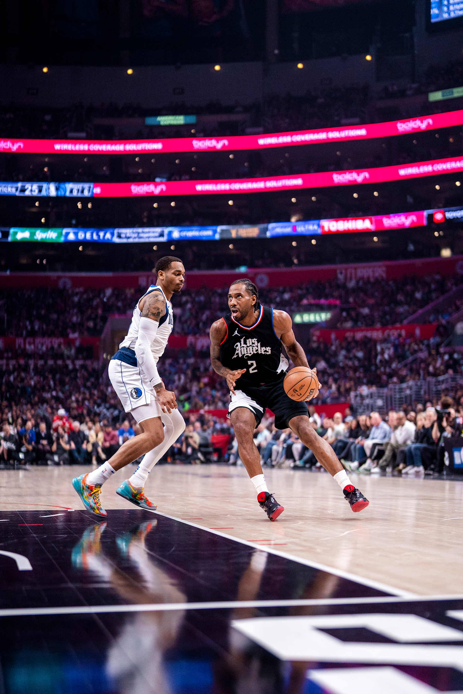 LOS ANGELES, CA - APRIL 23: Kawhi Leonard #2 of the LA Clippers drives to the basket during the game against the Dallas Mavericks during Round 1 Game 2 of the 2024 NBA Playoffs on April 23, 2024 at Crypto.Com Arena in Los Angeles, California. NOTE TO USER: User expressly acknowledges and agrees that, by downloading and/or using this Photograph, user is consenting to the terms and conditions of the Getty Images License Agreement. Mandatory Copyright Notice: Copyright 2024 NBAE (Photo by Tyler Ross/NBAE via Getty Images) 
