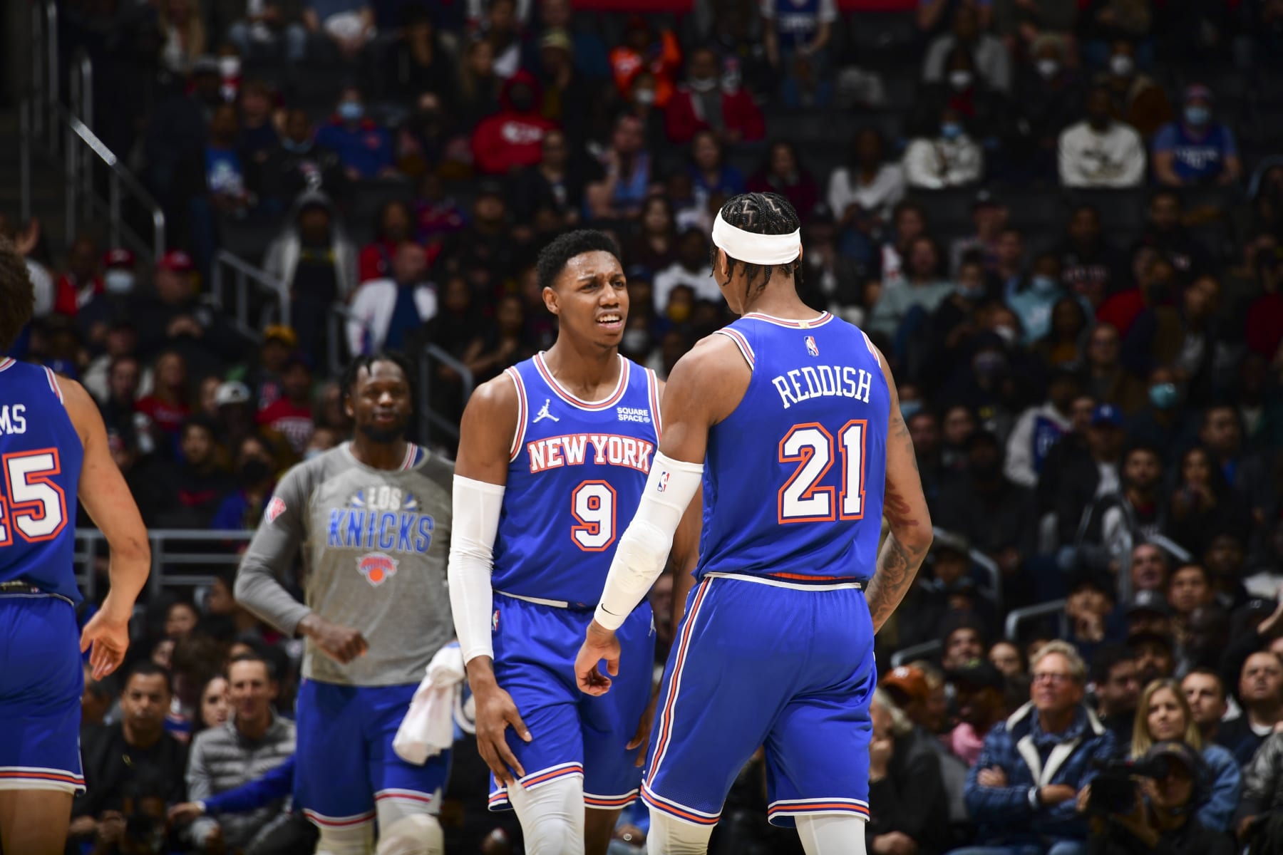 LOS ANGELES, CA - MARCH 06: RJ Barrett #9 of the New York Knicks and Cam Reddish #21 of the New York Knicks react during the game against the LA Clippers on March 06, 2022 at Crypto.Com Arena in Los Angeles, California. NOTE TO USER: User expressly acknowledges and agrees that, by downloading and/or using this Photograph, user is consenting to the terms and conditions of the Getty Images License Agreement. Mandatory Copyright Notice: Copyright 2022 NBAE (Photo by Adam Pantozzi/NBAE via Getty Images)
