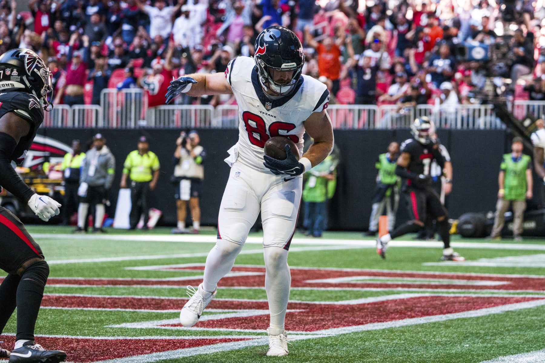 Houston Texans tight end Dalton Schultz (86) catches a pass for a touchdown during the second half of an NFL football game against the Atlanta Falcons, Sunday, Oct. 8, 2023, in Atlanta. The Atlanta Falcons won 21-19. (AP Photo/Danny Karnik)